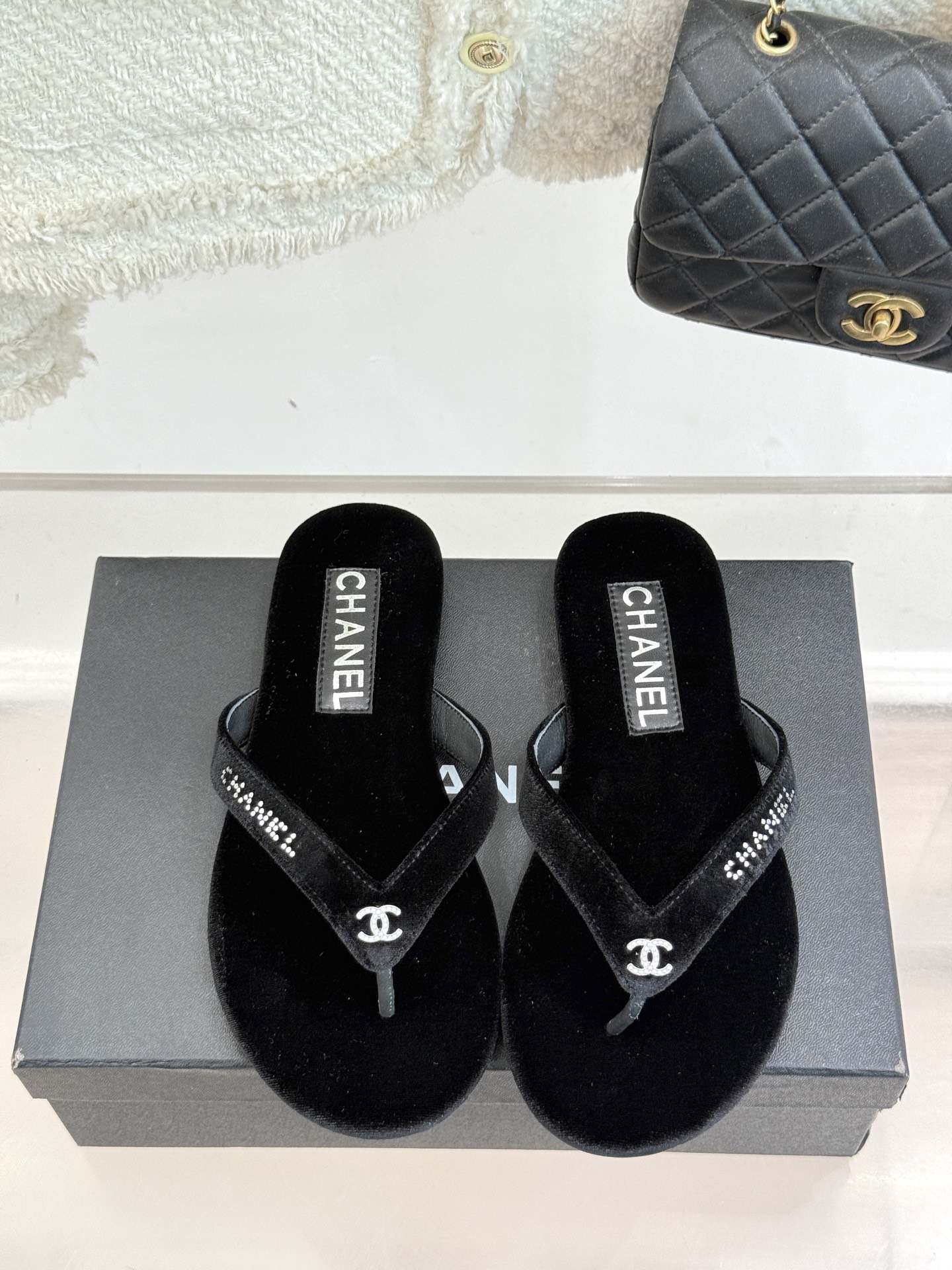 
CHANEL THONGS是25C春夏
秀场水钻字母夹脚人字拖
夏天的人字拖莫名让人感到自由
带子镶嵌
