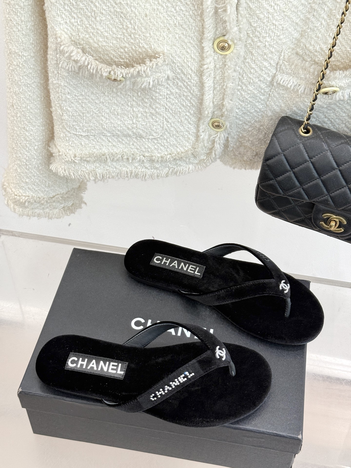 
CHANEL THONGS是25C春夏
秀场水钻字母夹脚人字拖
夏天的人字拖莫名让人感到自由
带子镶嵌