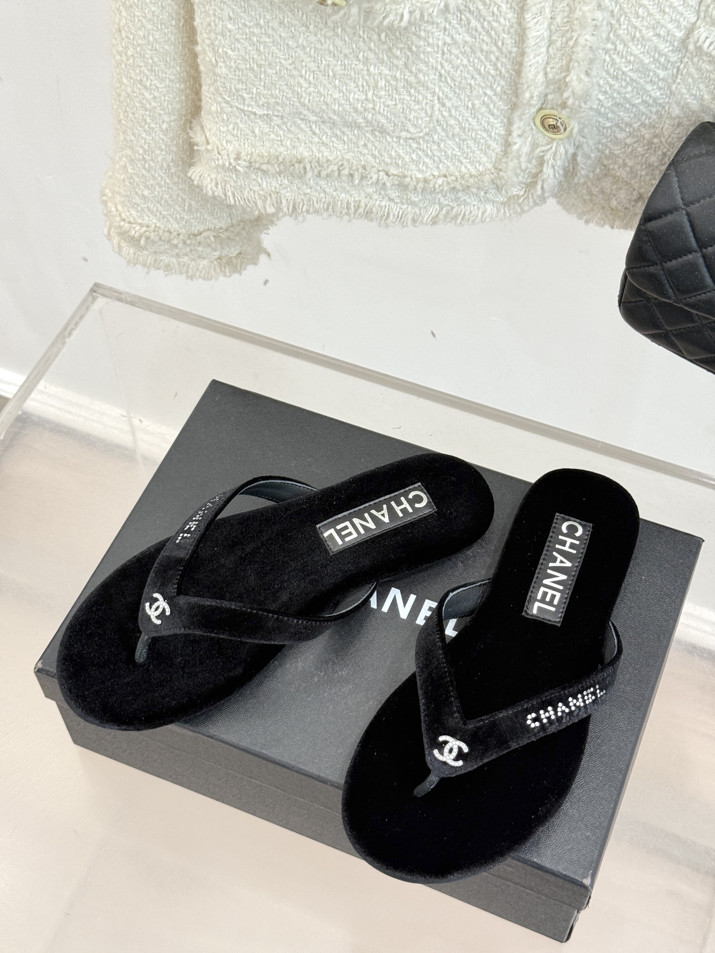 
CHANEL THONGS是25C春夏
秀场水钻字母夹脚人字拖
夏天的人字拖莫名让人感到自由
带子镶嵌
