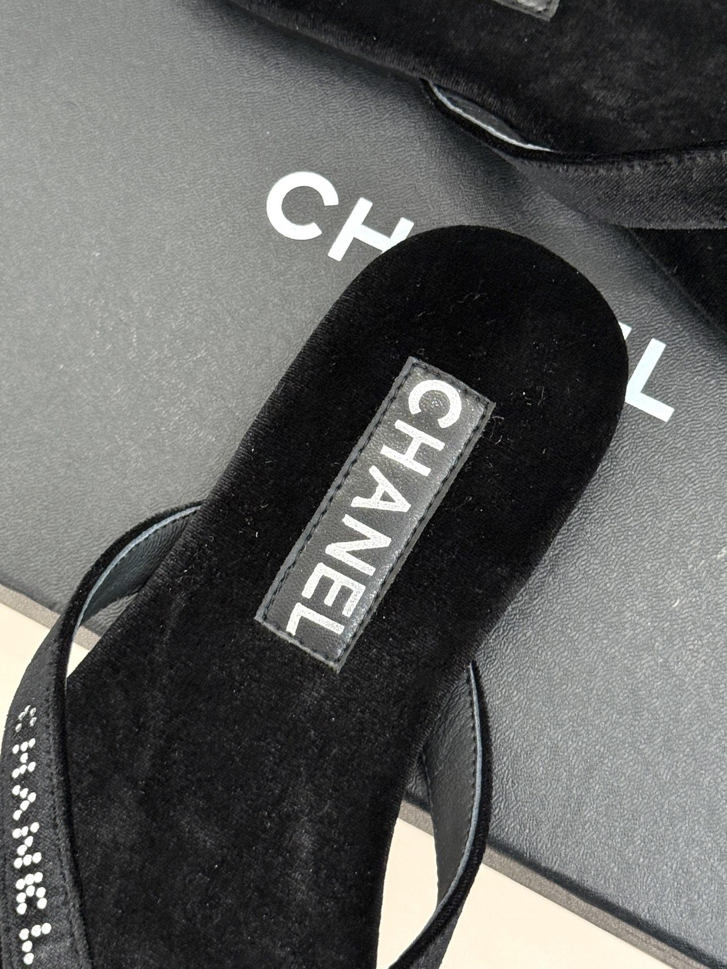 
CHANEL THONGS是25C春夏
秀场水钻字母夹脚人字拖
夏天的人字拖莫名让人感到自由
带子镶嵌