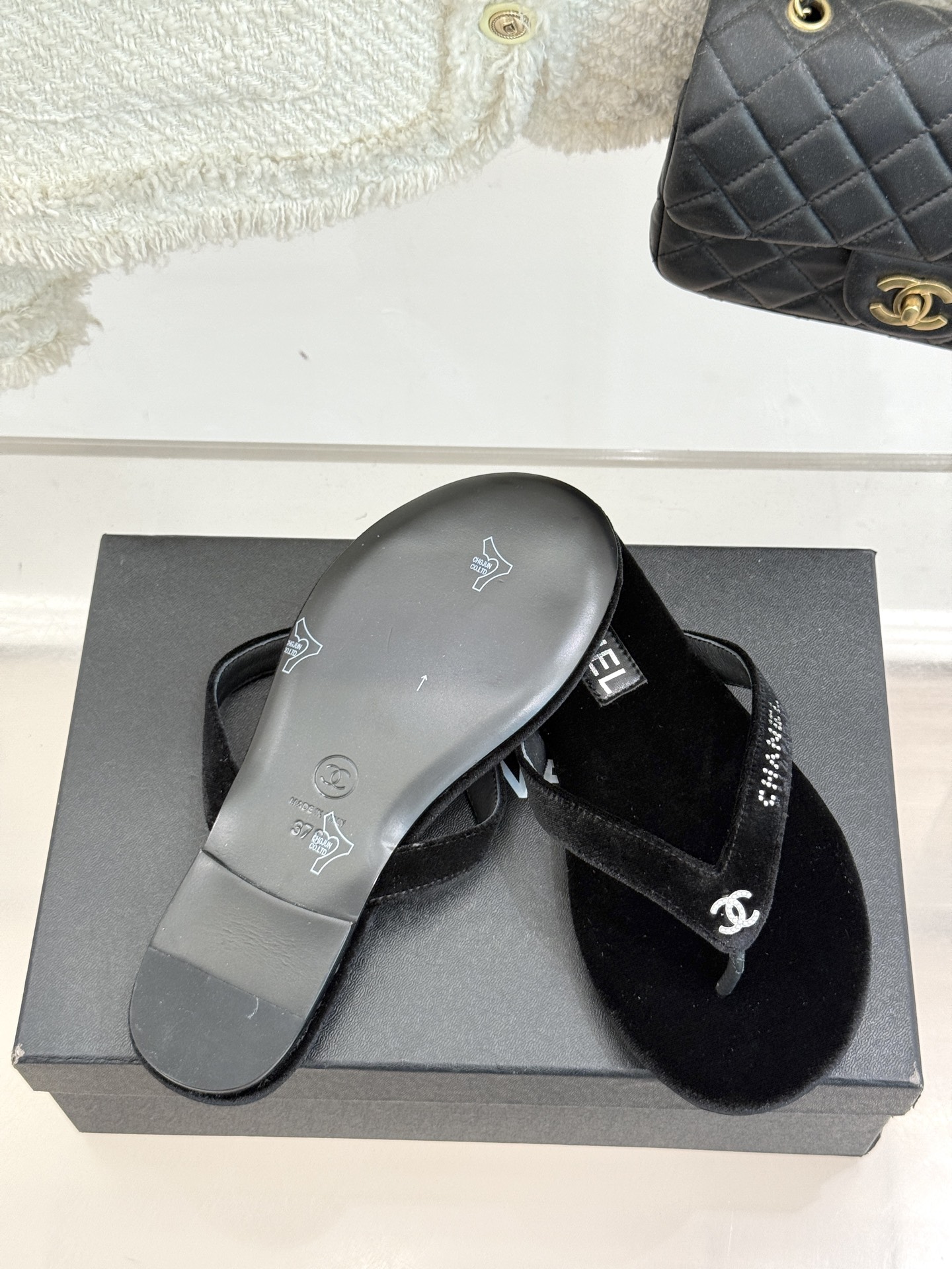 
CHANEL THONGS是25C春夏
秀场水钻字母夹脚人字拖
夏天的人字拖莫名让人感到自由
带子镶嵌