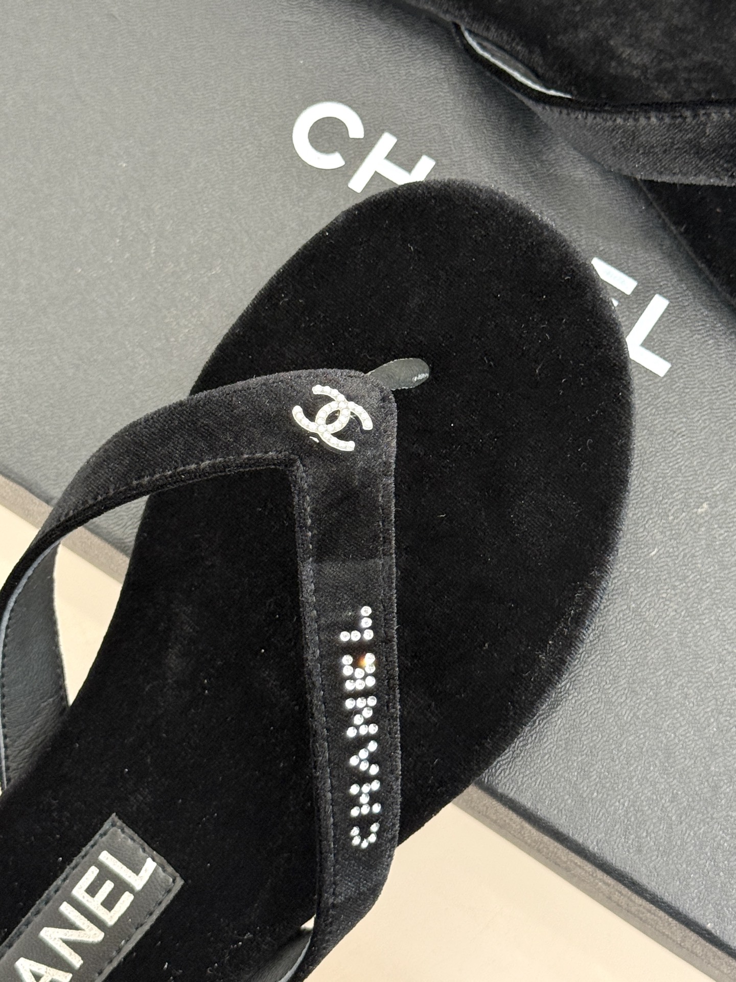 
CHANEL THONGS是25C春夏
秀场水钻字母夹脚人字拖
夏天的人字拖莫名让人感到自由
带子镶嵌