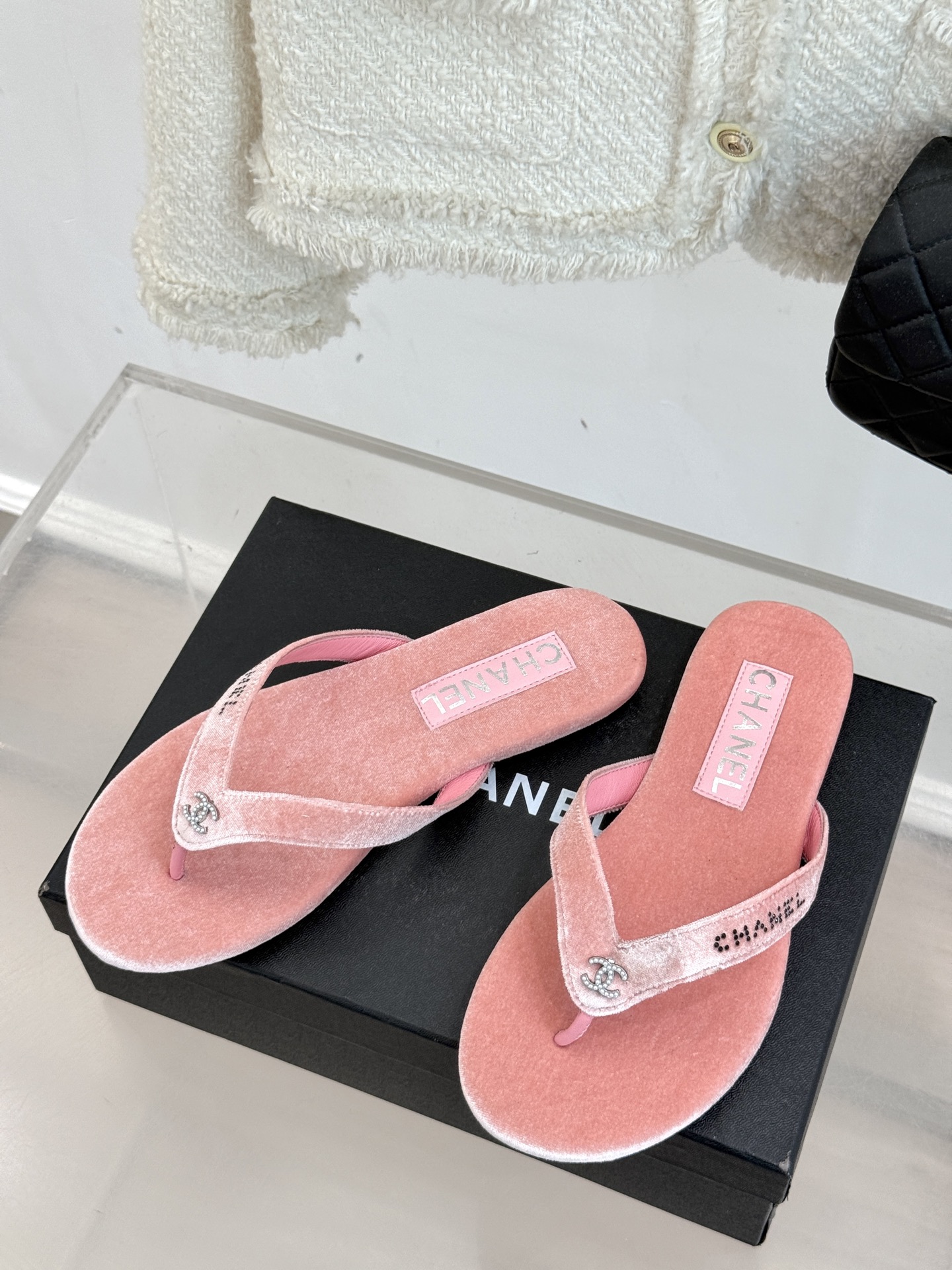 
CHANEL THONGS是25C春夏
秀场水钻字母夹脚人字拖
夏天的人字拖莫名让人感到自由
带子镶嵌