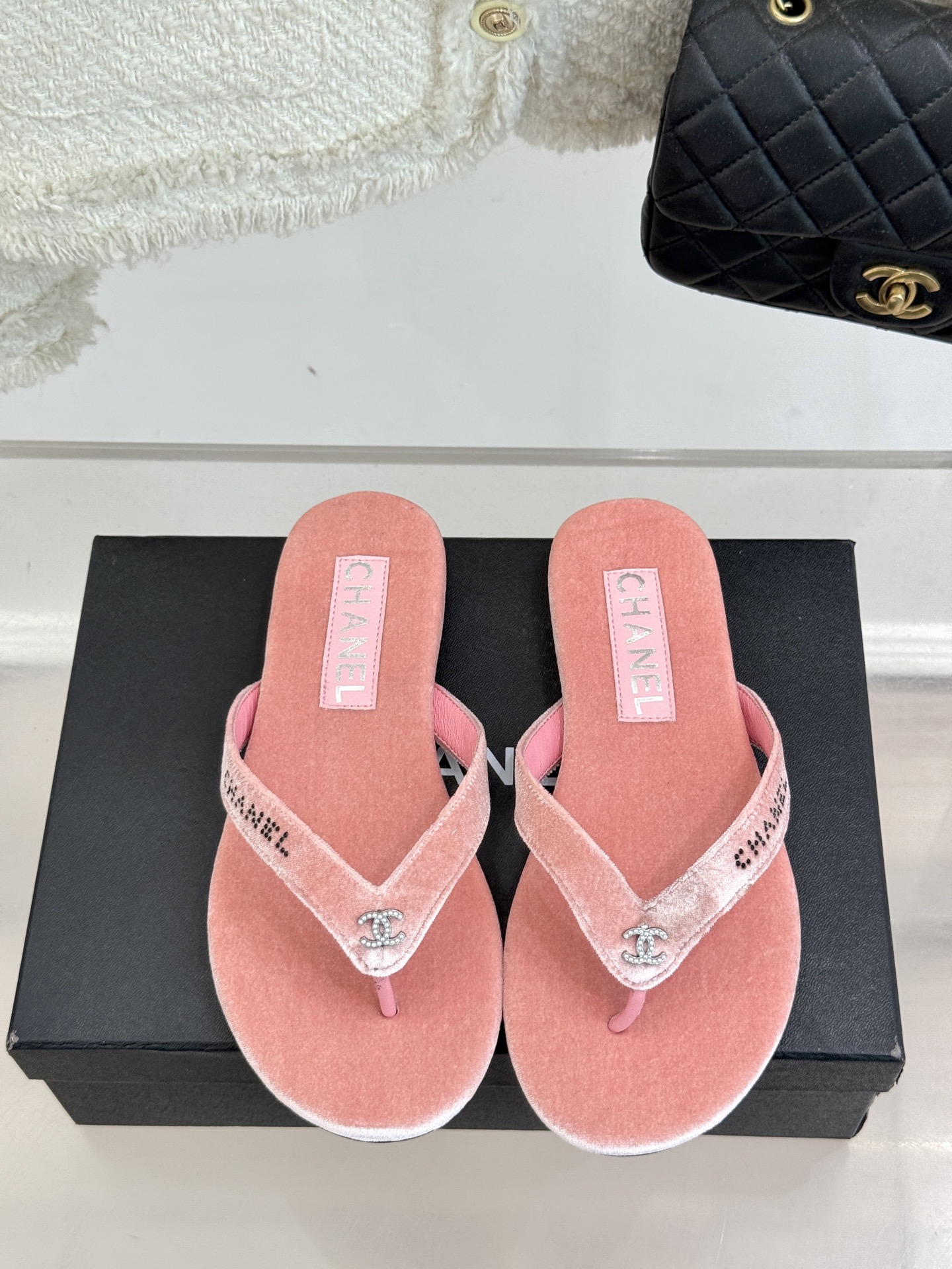 
CHANEL THONGS是25C春夏
秀场水钻字母夹脚人字拖
夏天的人字拖莫名让人感到自由
带子镶嵌