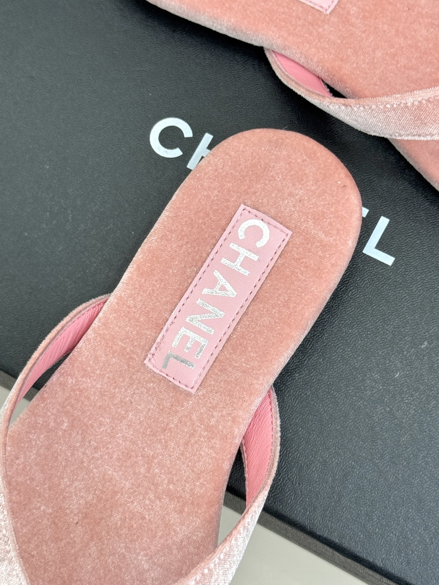 
CHANEL THONGS是25C春夏
秀场水钻字母夹脚人字拖
夏天的人字拖莫名让人感到自由
带子镶嵌