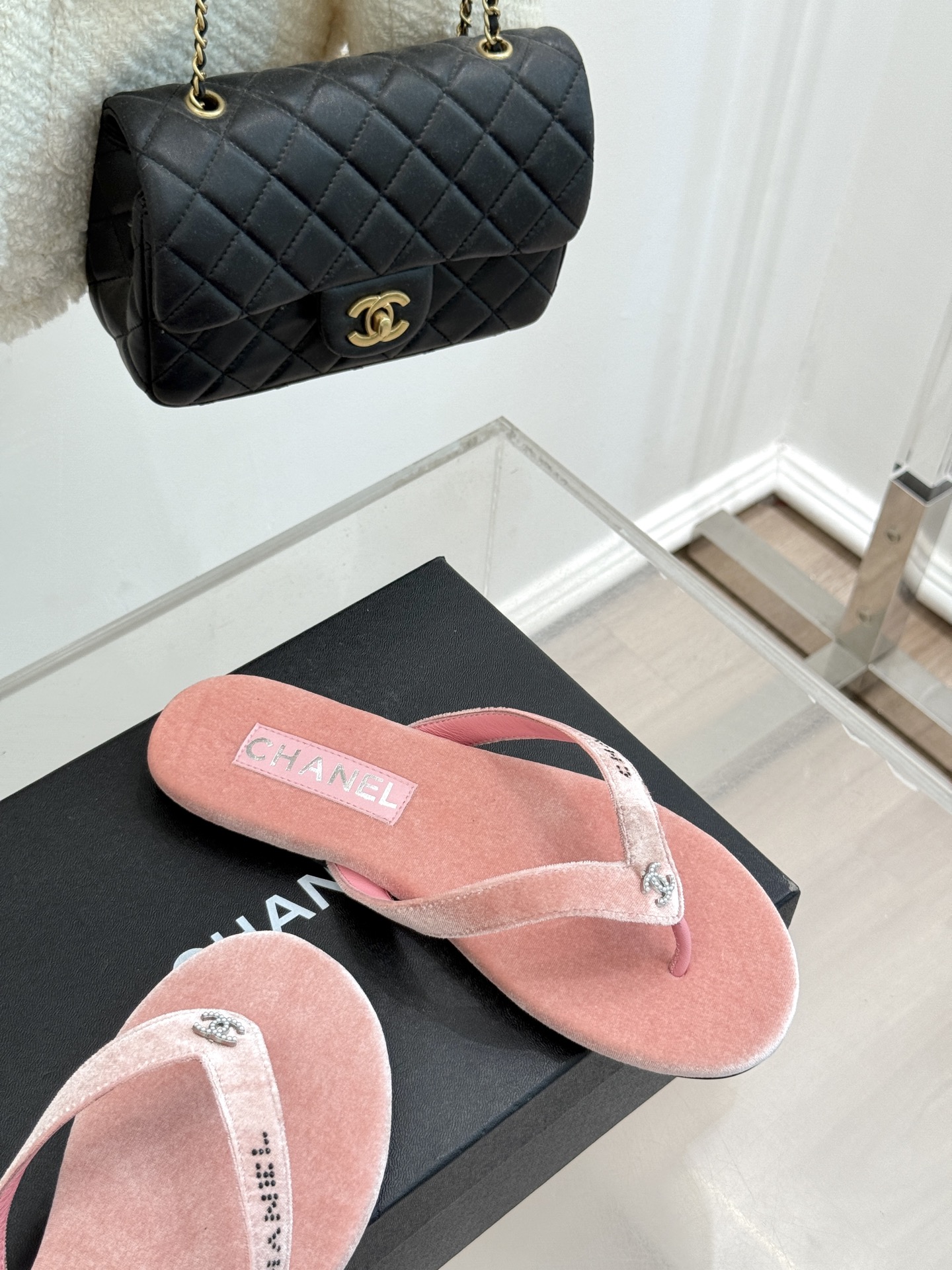 
CHANEL THONGS是25C春夏
秀场水钻字母夹脚人字拖
夏天的人字拖莫名让人感到自由
带子镶嵌
