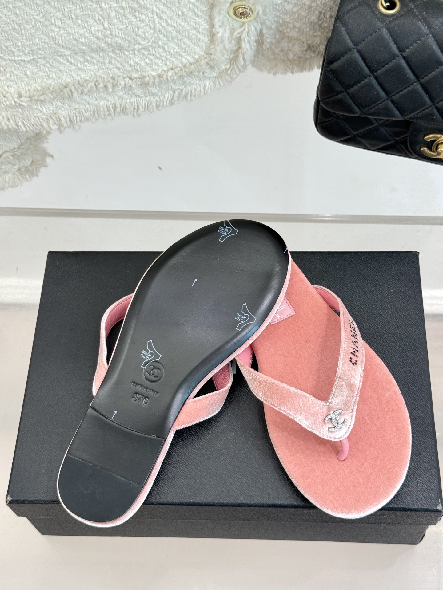 
CHANEL THONGS是25C春夏
秀场水钻字母夹脚人字拖
夏天的人字拖莫名让人感到自由
带子镶嵌