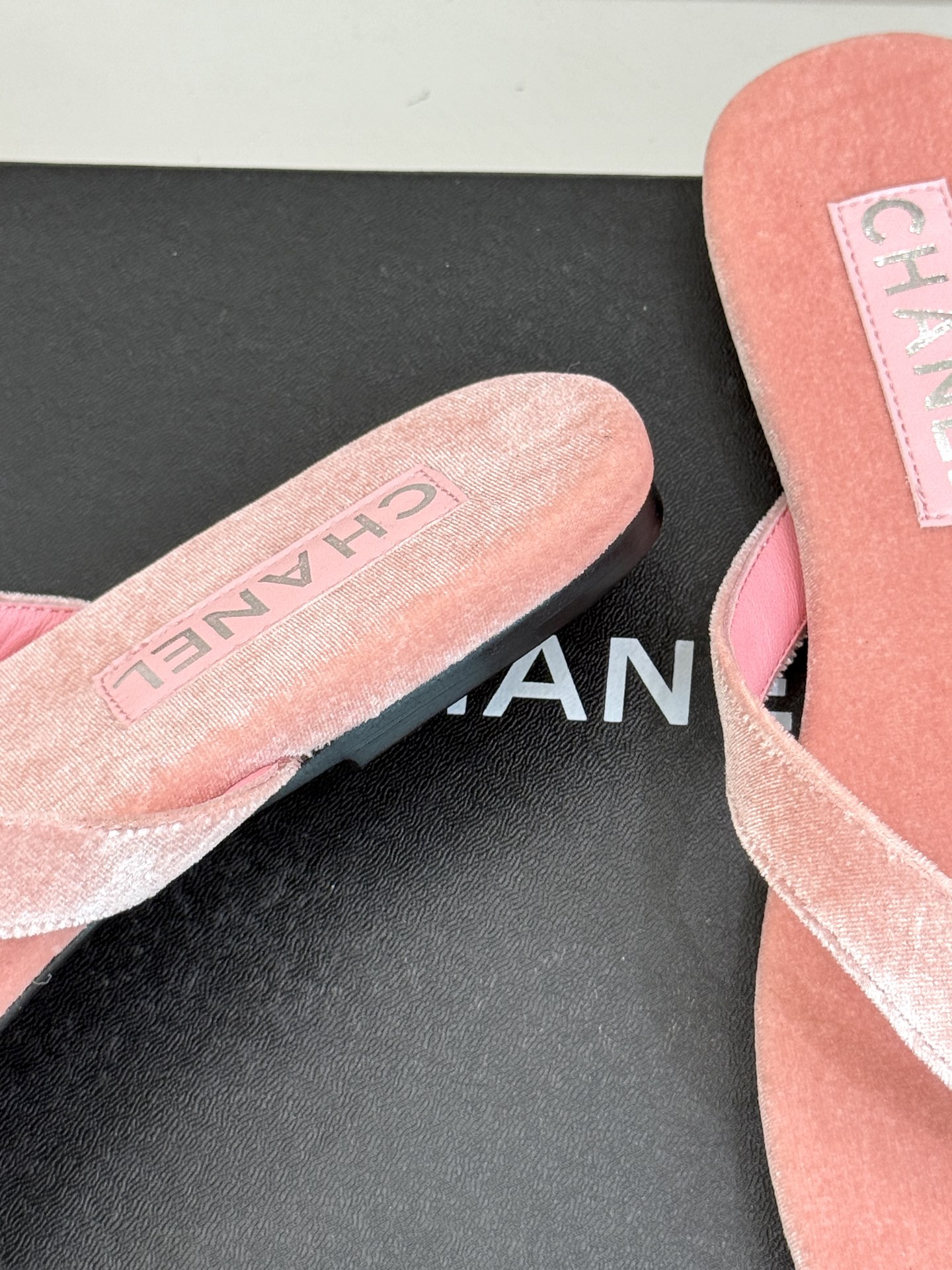 
CHANEL THONGS是25C春夏
秀场水钻字母夹脚人字拖
夏天的人字拖莫名让人感到自由
带子镶嵌