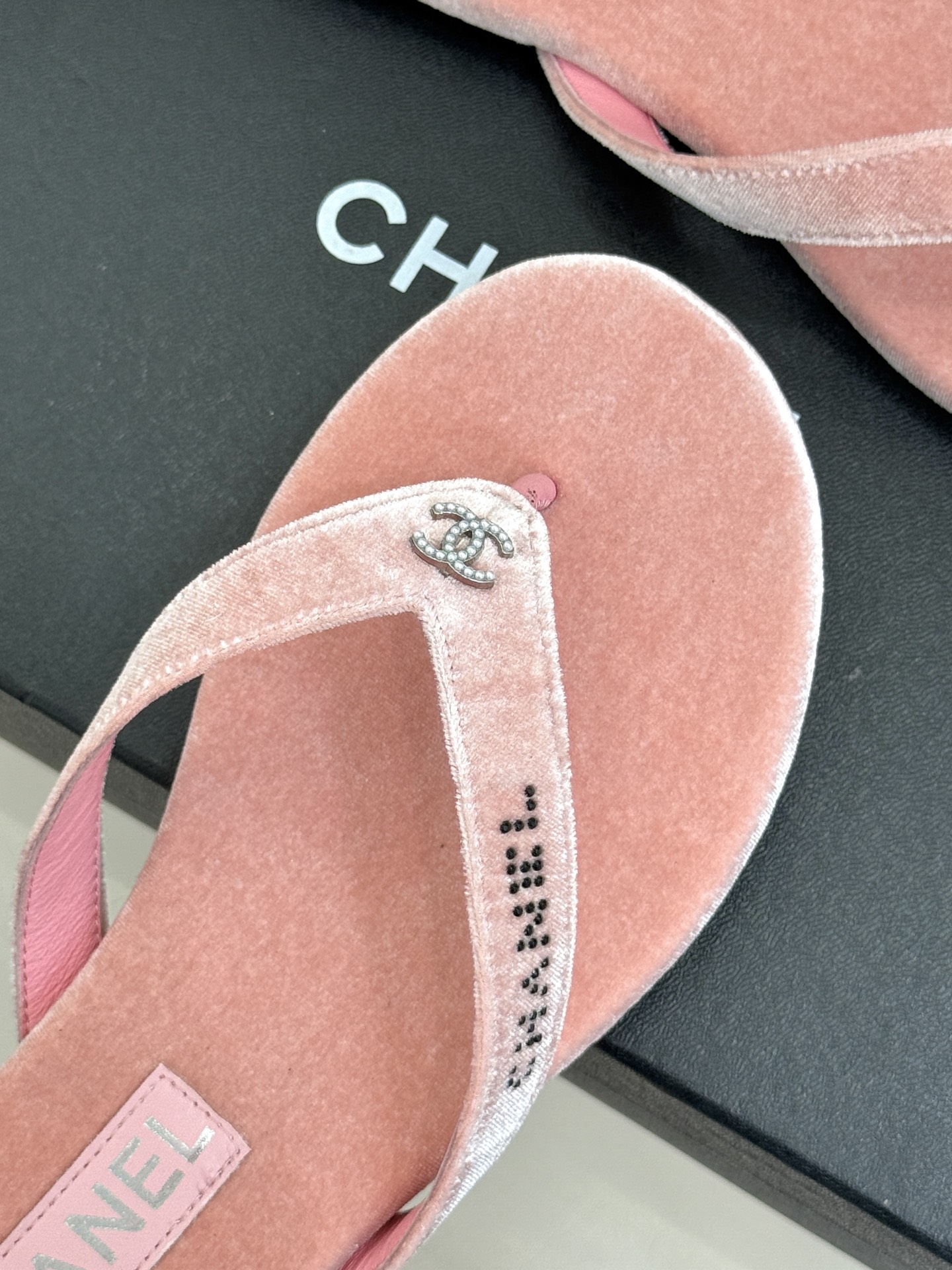
CHANEL THONGS是25C春夏
秀场水钻字母夹脚人字拖
夏天的人字拖莫名让人感到自由
带子镶嵌