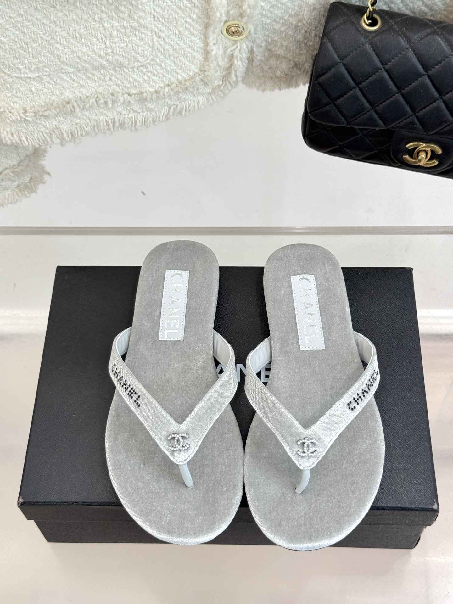 
CHANEL THONGS是25C春夏
秀场水钻字母夹脚人字拖
夏天的人字拖莫名让人感到自由
带子镶嵌