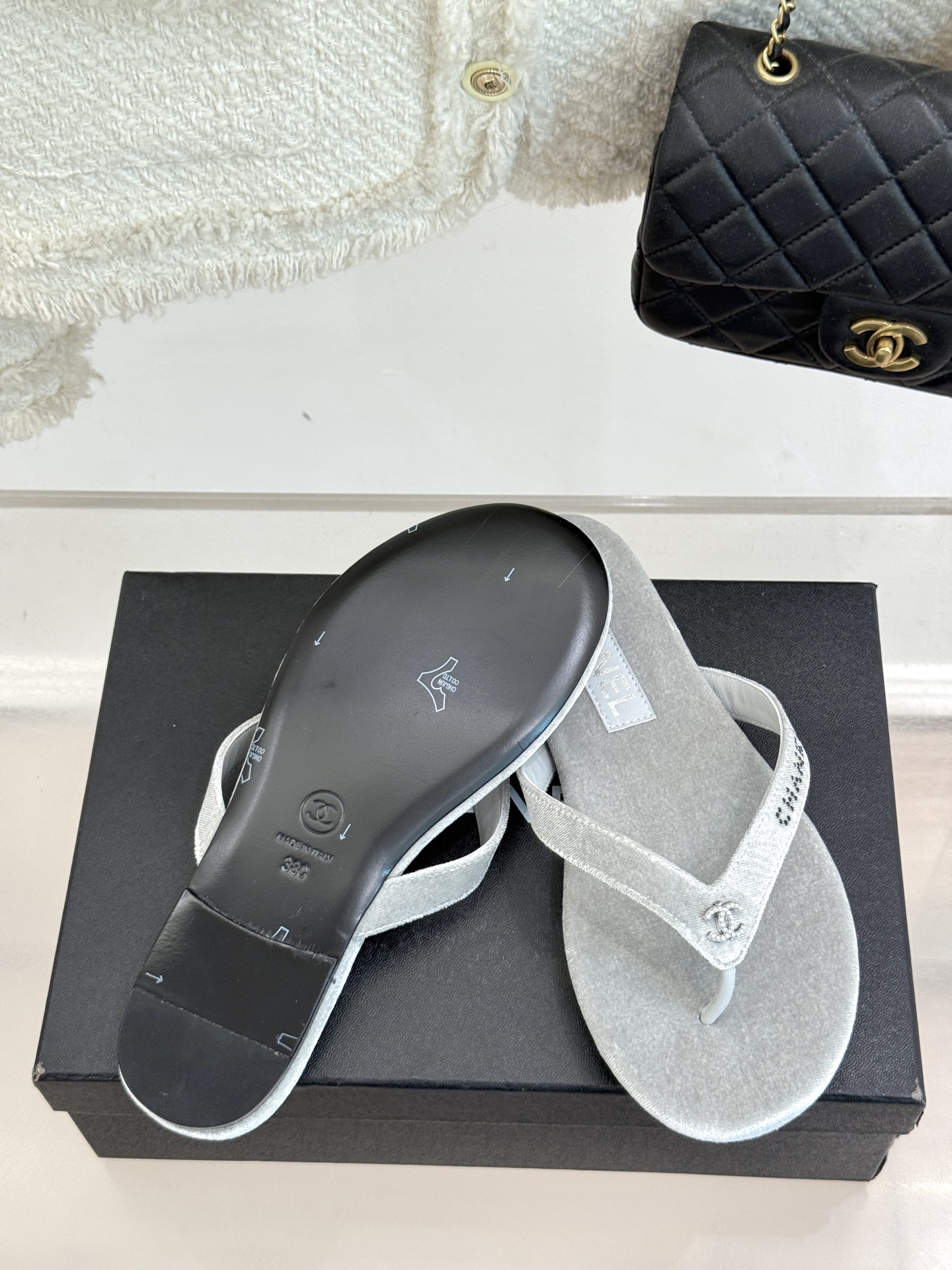 
CHANEL THONGS是25C春夏
秀场水钻字母夹脚人字拖
夏天的人字拖莫名让人感到自由
带子镶嵌