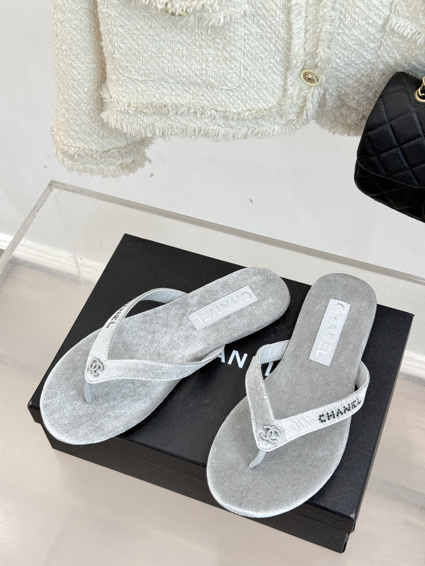 
CHANEL THONGS是25C春夏
秀场水钻字母夹脚人字拖
夏天的人字拖莫名让人感到自由
带子镶嵌