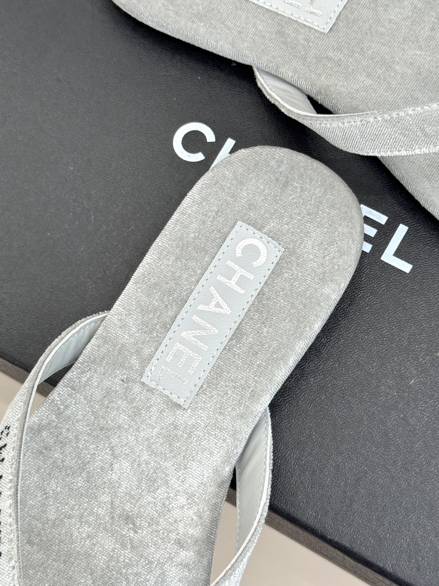 
CHANEL THONGS是25C春夏
秀场水钻字母夹脚人字拖
夏天的人字拖莫名让人感到自由
带子镶嵌