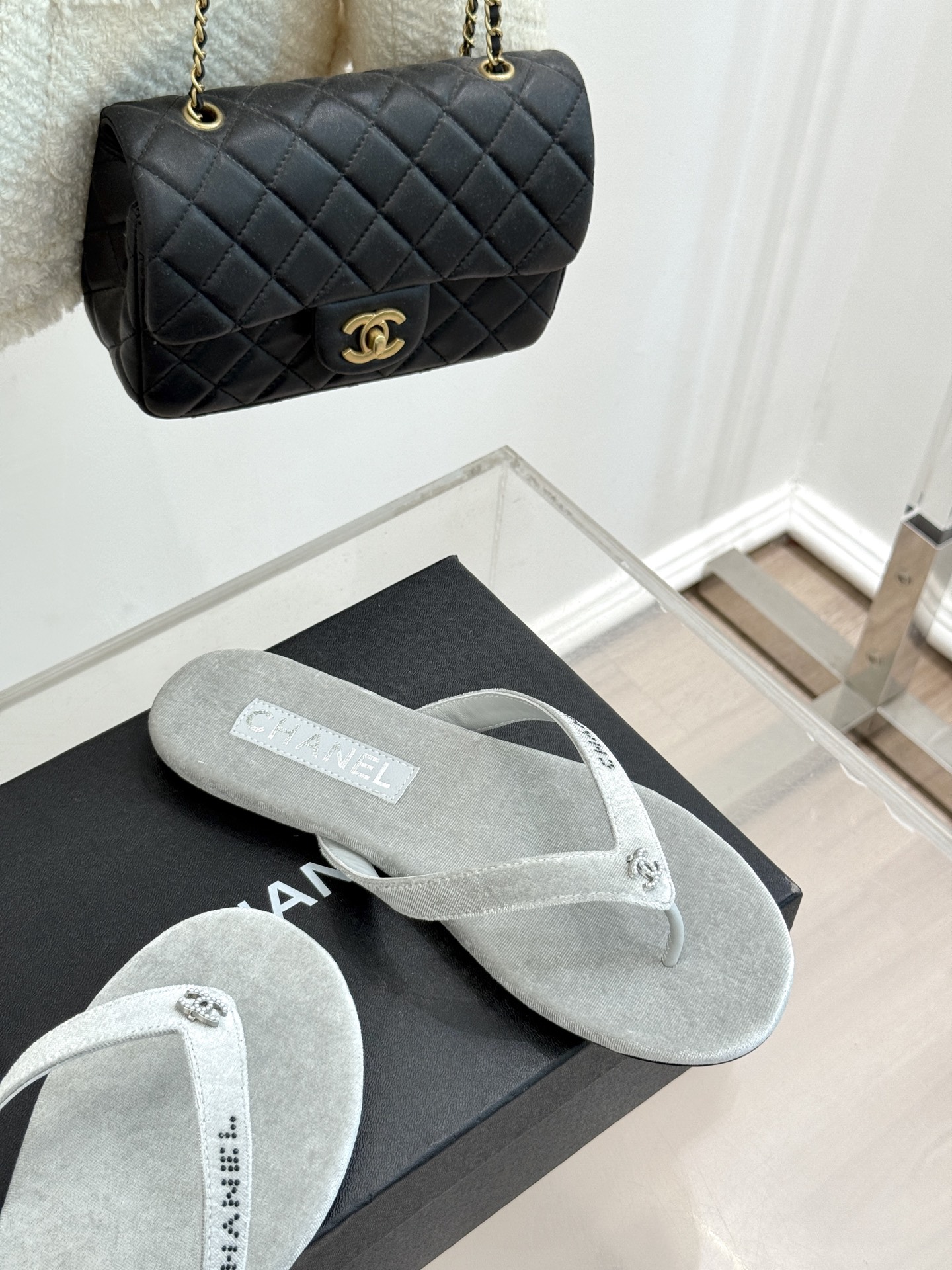 
CHANEL THONGS是25C春夏
秀场水钻字母夹脚人字拖
夏天的人字拖莫名让人感到自由
带子镶嵌
