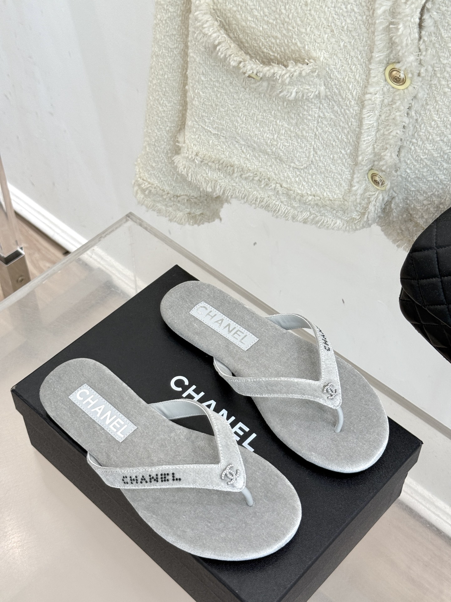 
CHANEL THONGS是25C春夏
秀场水钻字母夹脚人字拖
夏天的人字拖莫名让人感到自由
带子镶嵌