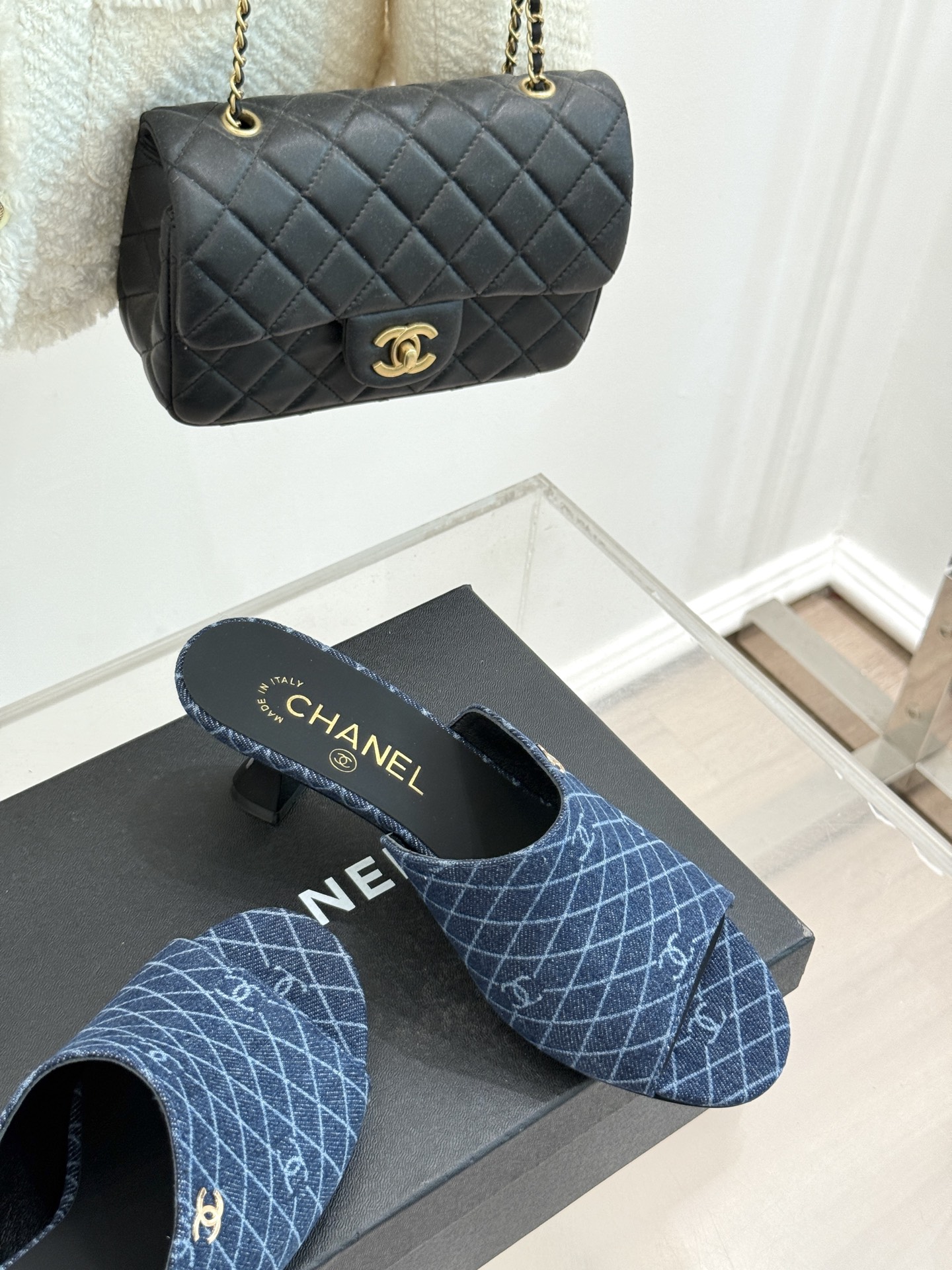 
CHANE* ｜小香25。春夏新品走秀款双C高跟拖鞋
走秀主推款🔥这季太好看了😍 整体设计简约大气又耐