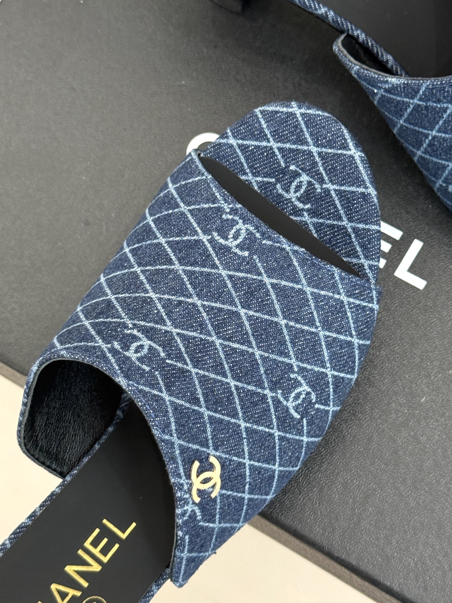 
CHANE* ｜小香25。春夏新品走秀款双C高跟拖鞋
走秀主推款🔥这季太好看了😍 整体设计简约大气又耐