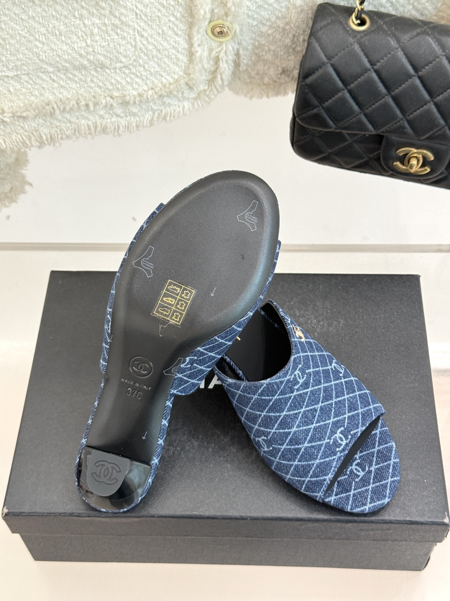 
CHANE* ｜小香25。春夏新品走秀款双C高跟拖鞋
走秀主推款🔥这季太好看了😍 整体设计简约大气又耐