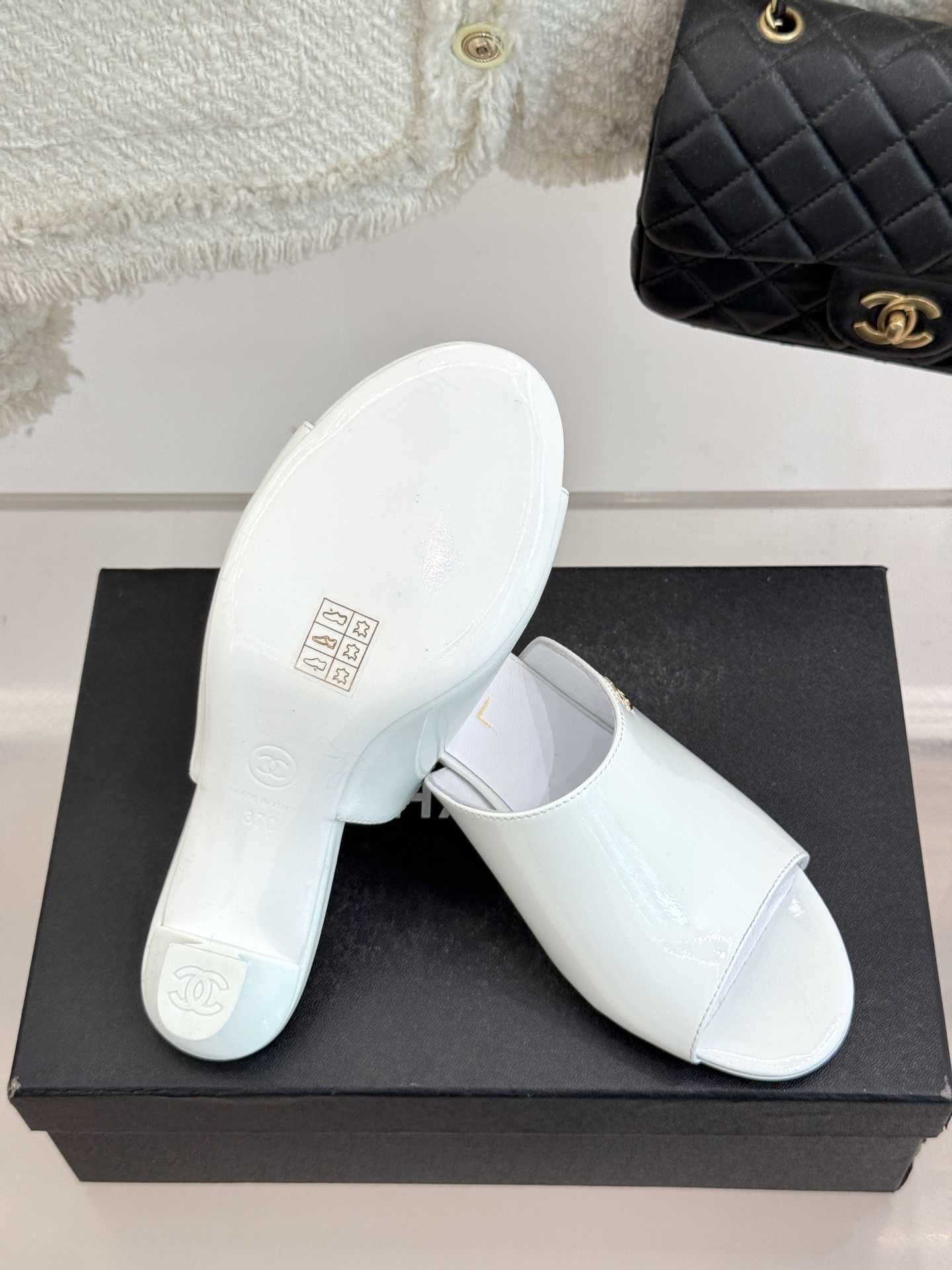 
CHANE* ｜小香25。春夏新品走秀款双C高跟拖鞋
走秀主推款🔥这季太好看了😍 整体设计简约大气又耐