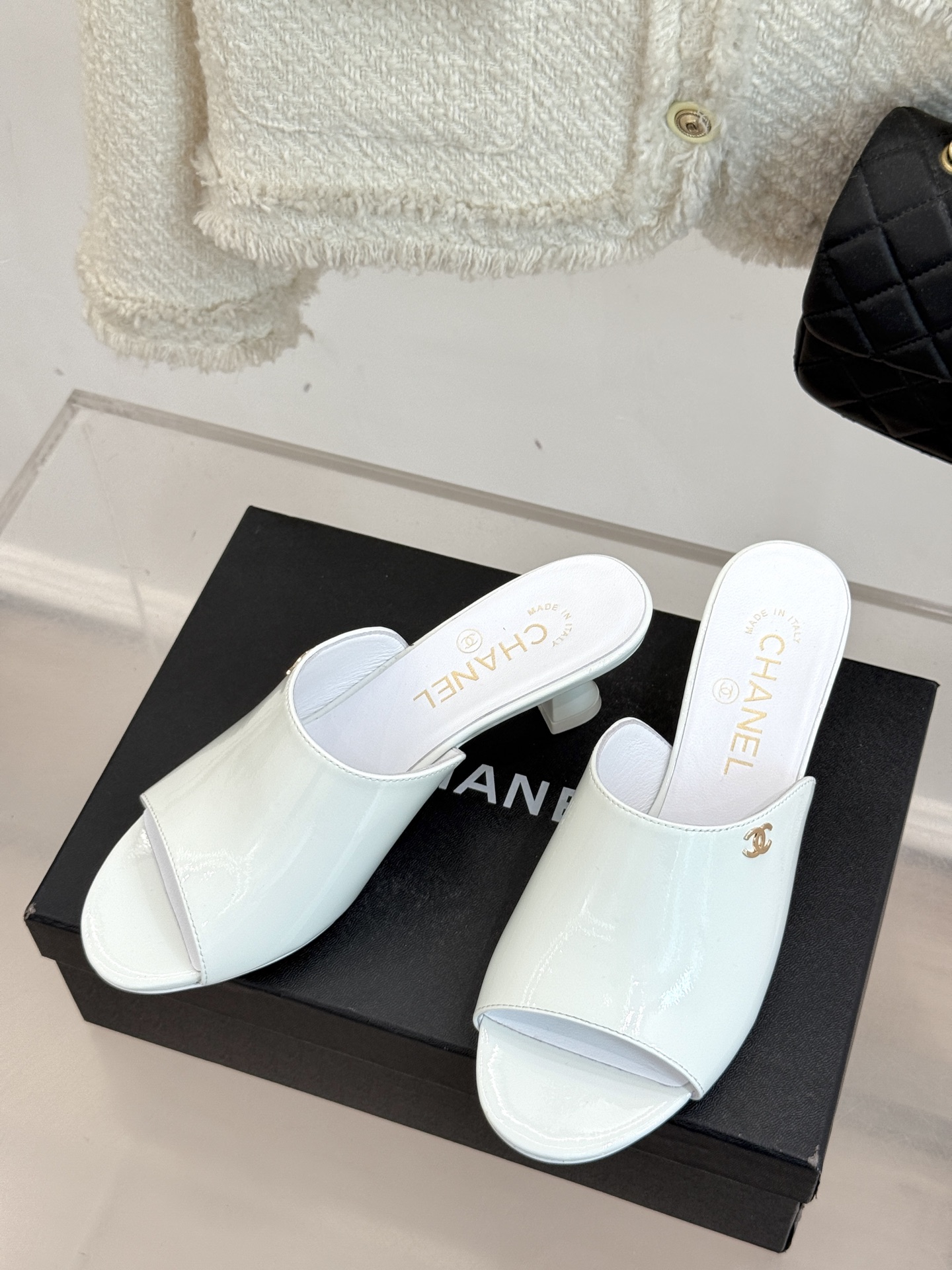 
CHANE* ｜小香25。春夏新品走秀款双C高跟拖鞋
走秀主推款🔥这季太好看了😍 整体设计简约大气又耐