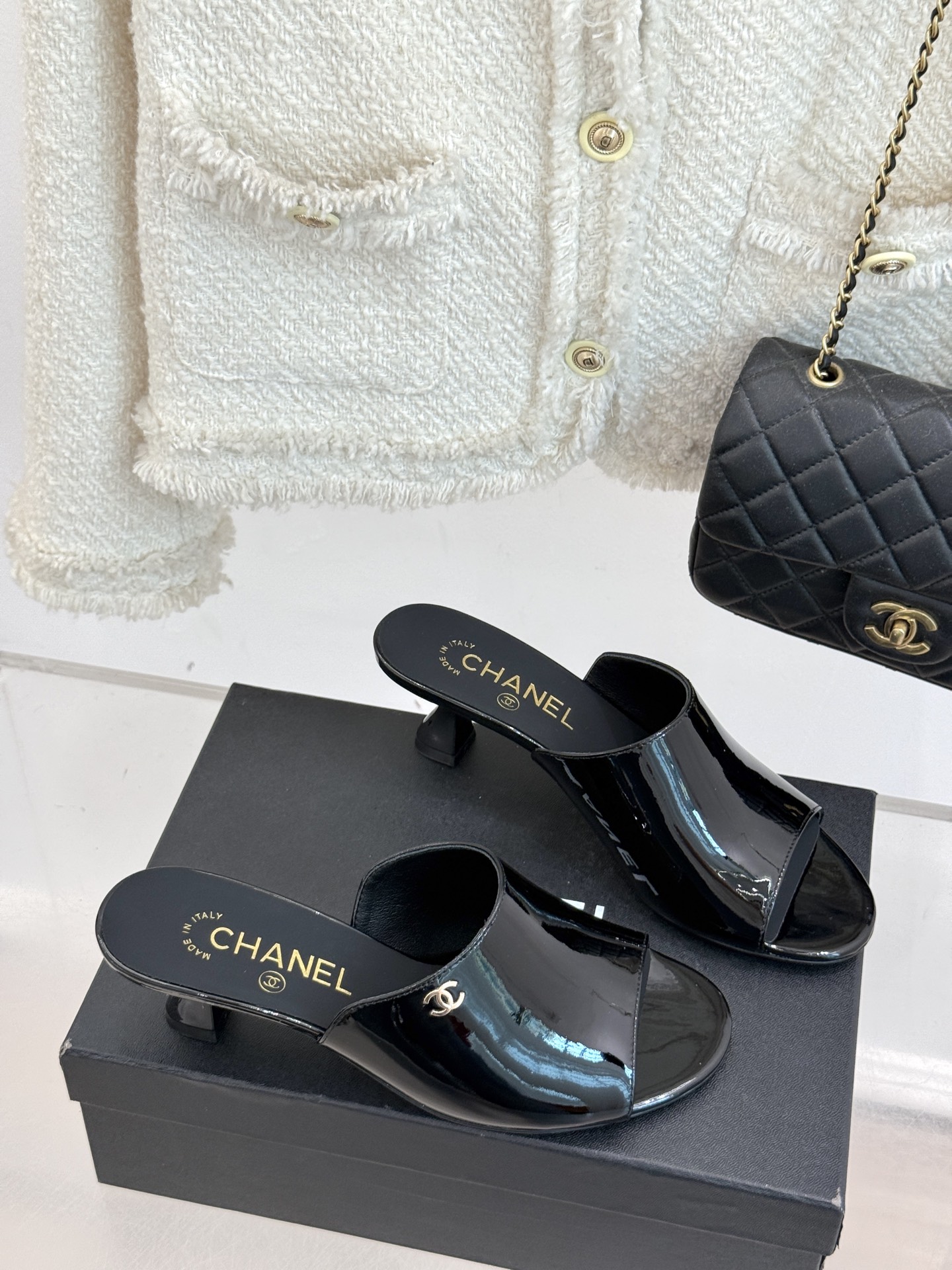 
CHANE* ｜小香25。春夏新品走秀款双C高跟拖鞋
走秀主推款🔥这季太好看了😍 整体设计简约大气又耐