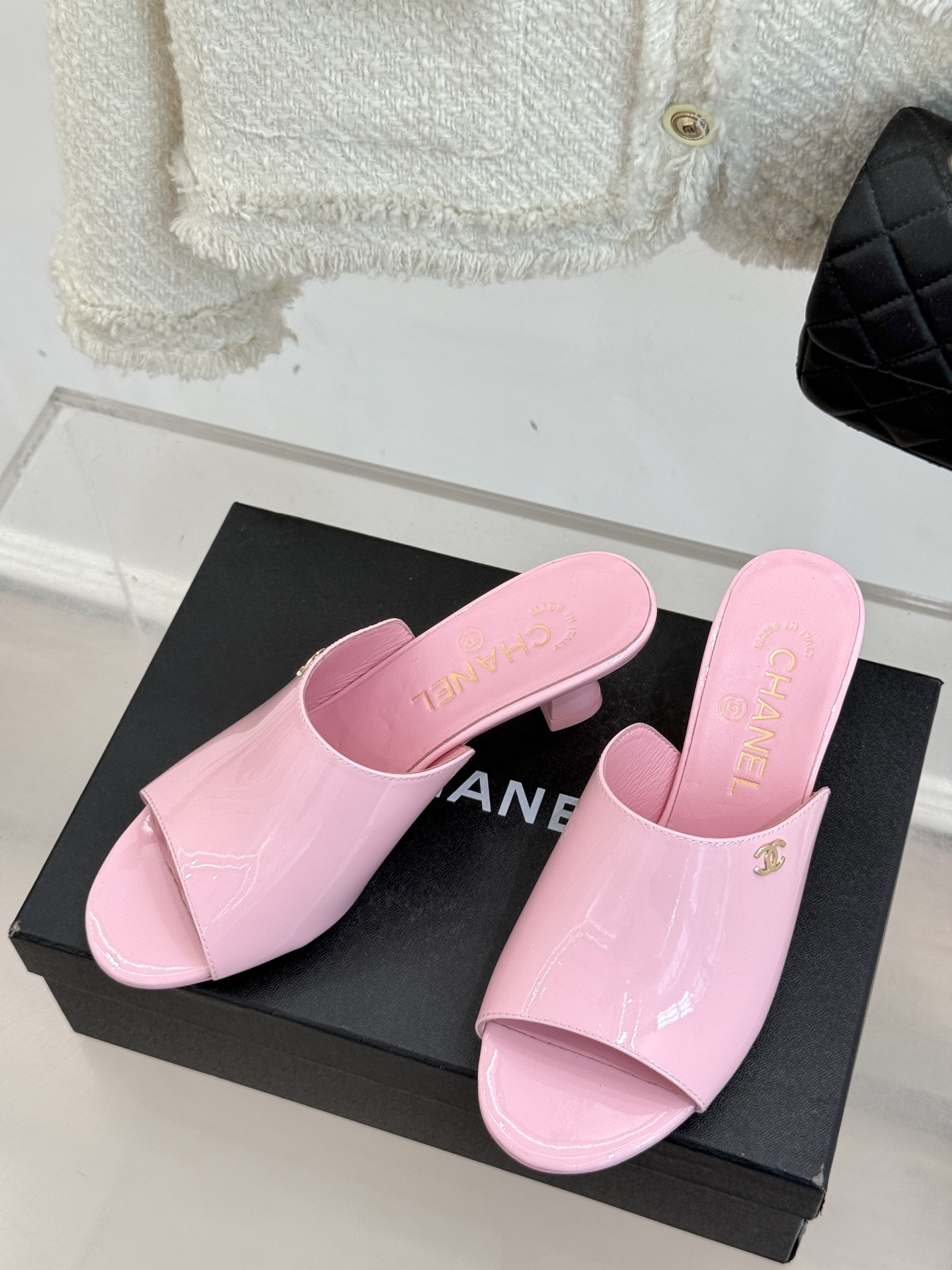 
CHANE* ｜小香25。春夏新品走秀款双C高跟拖鞋
走秀主推款🔥这季太好看了😍 整体设计简约大气又耐