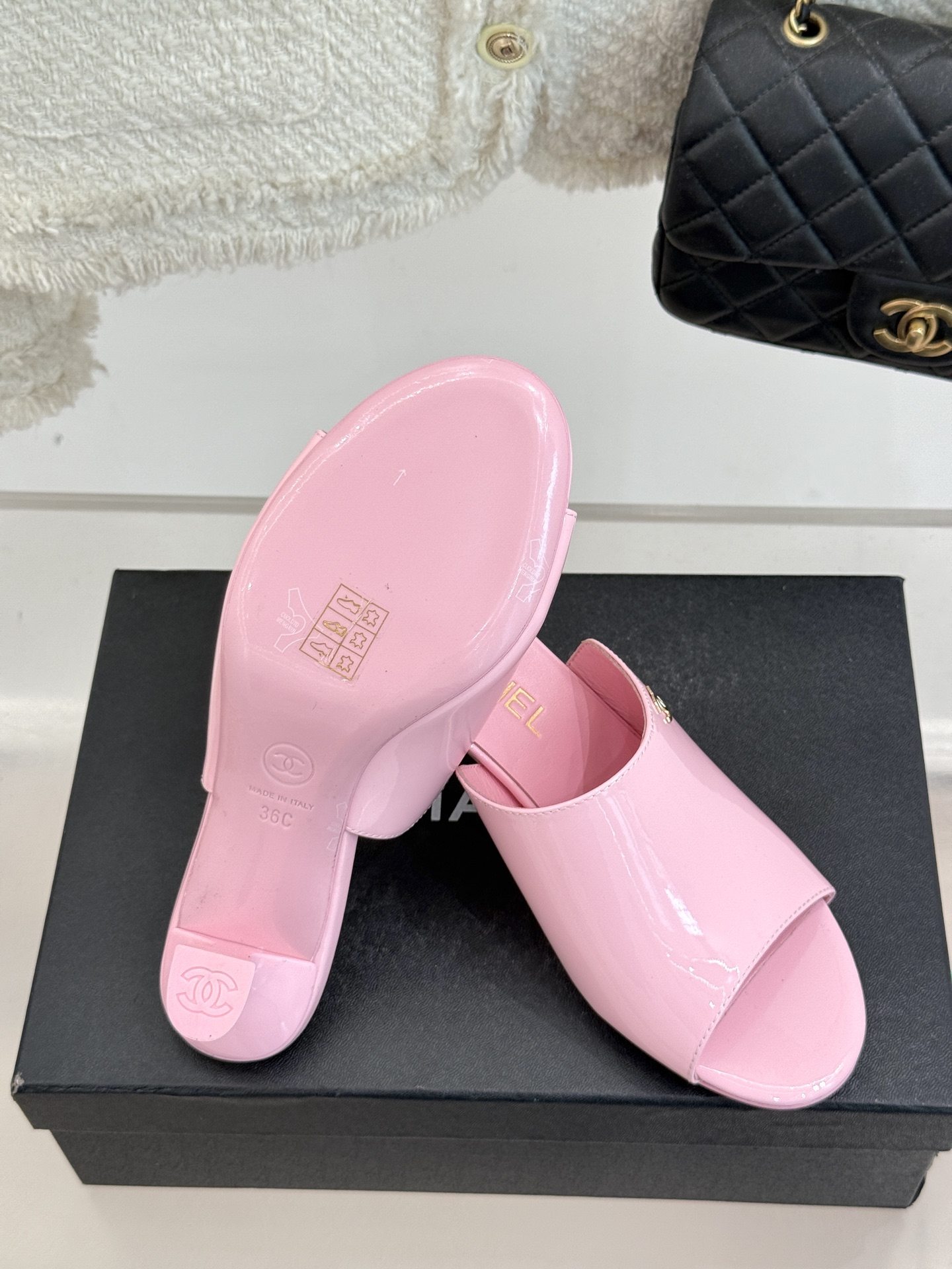 
CHANE* ｜小香25。春夏新品走秀款双C高跟拖鞋
走秀主推款🔥这季太好看了😍 整体设计简约大气又耐