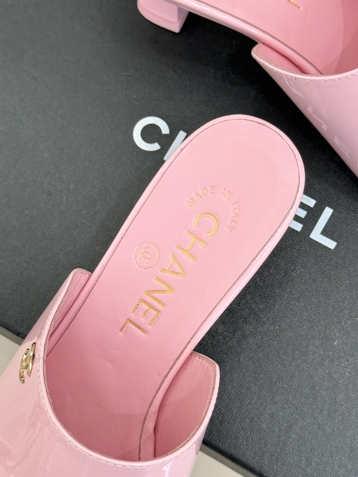 
CHANE* ｜小香25。春夏新品走秀款双C高跟拖鞋
走秀主推款🔥这季太好看了😍 整体设计简约大气又耐