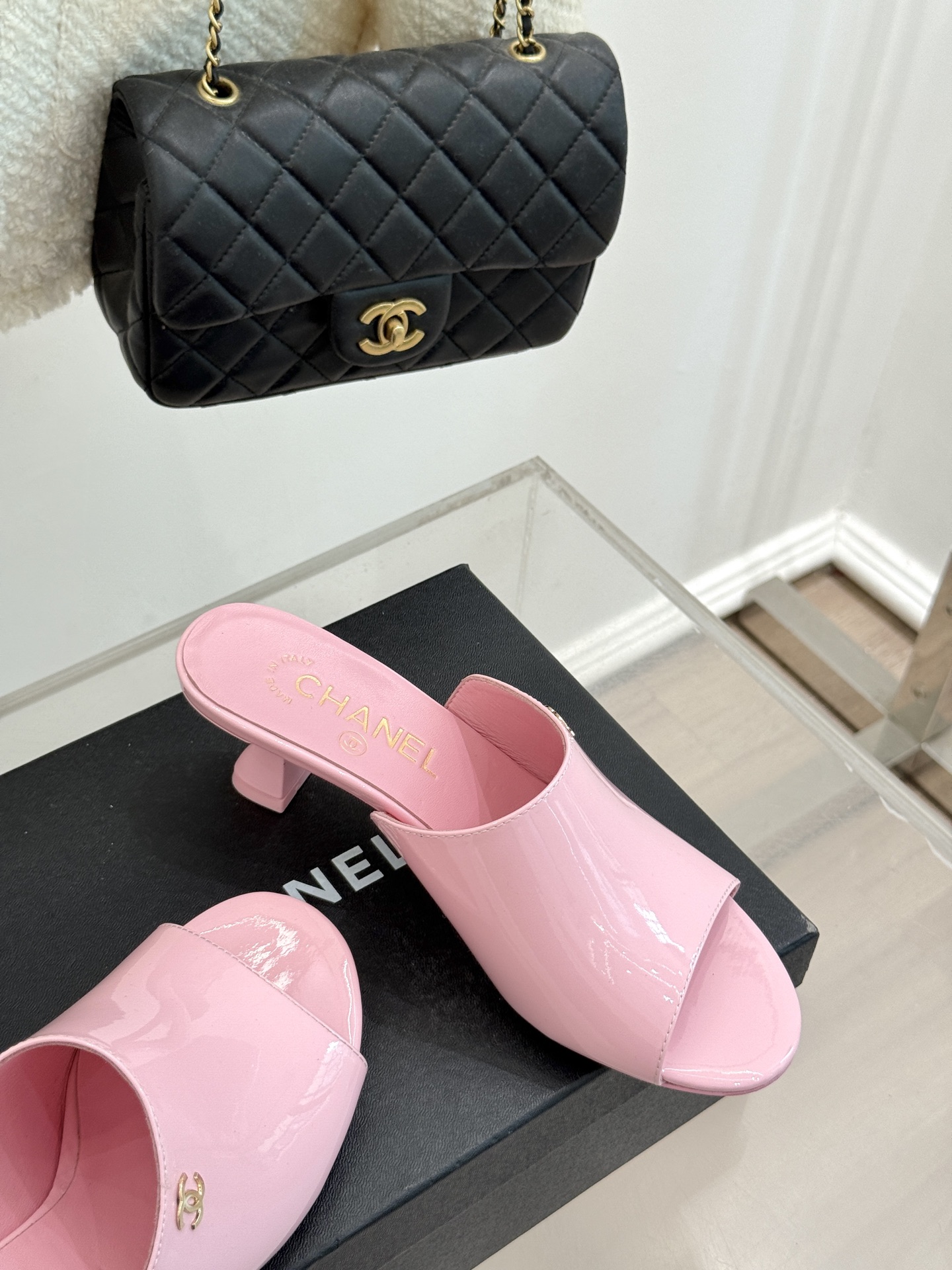 
CHANE* ｜小香25。春夏新品走秀款双C高跟拖鞋
走秀主推款🔥这季太好看了😍 整体设计简约大气又耐