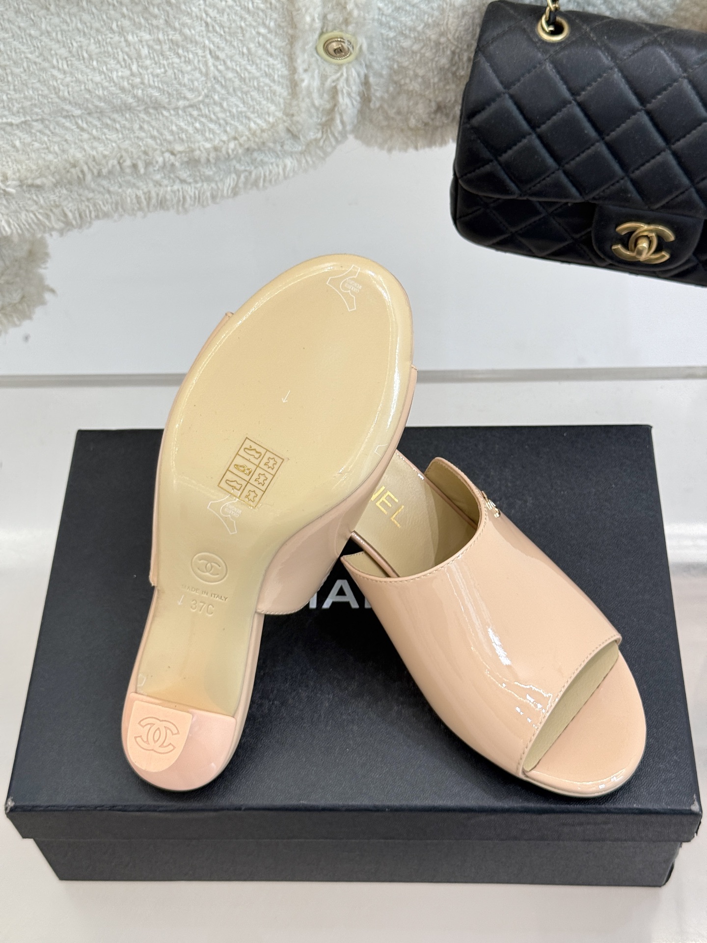 
CHANE* ｜小香25。春夏新品走秀款双C高跟拖鞋
走秀主推款🔥这季太好看了😍 整体设计简约大气又耐