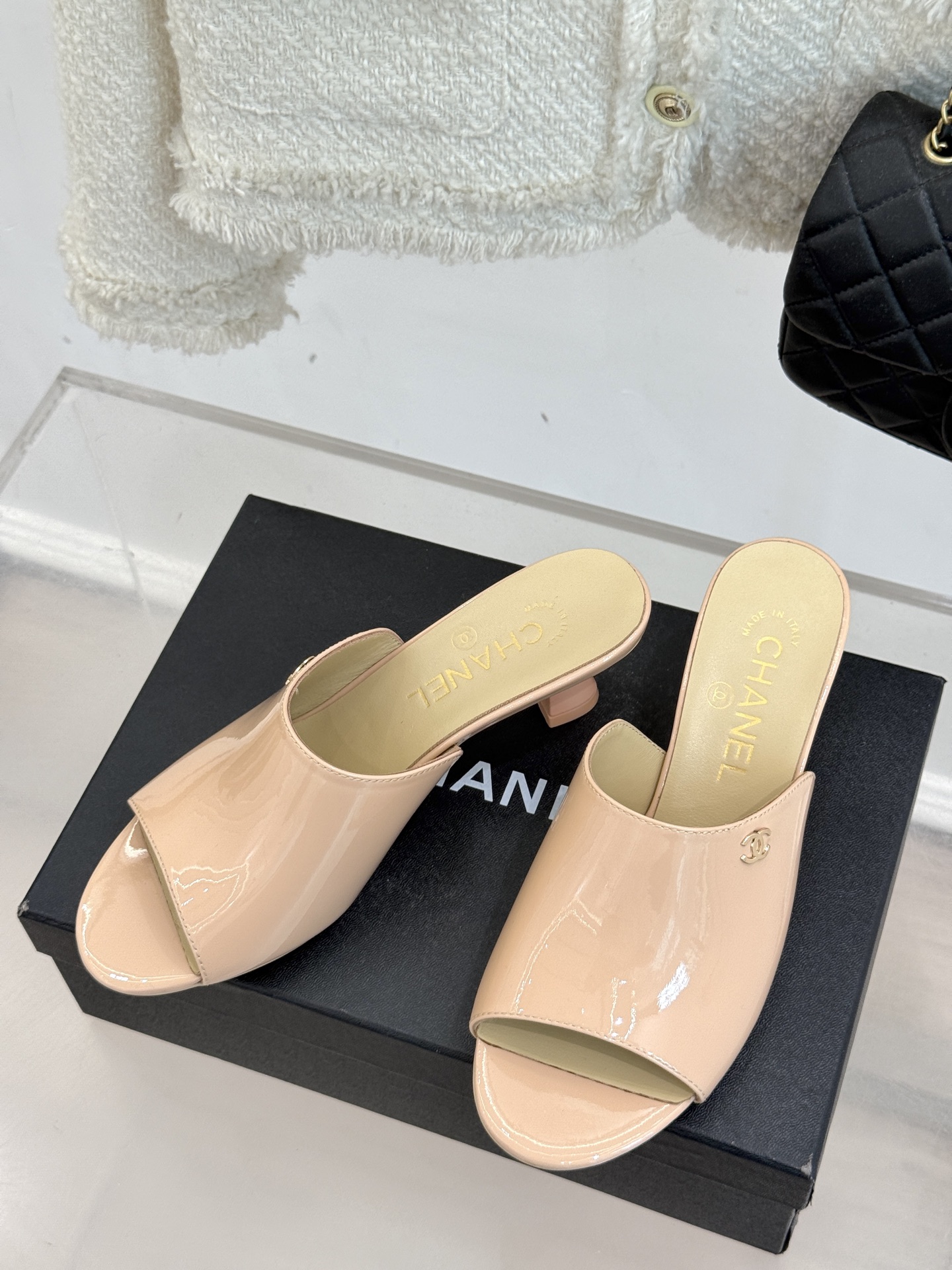 
CHANE* ｜小香25。春夏新品走秀款双C高跟拖鞋
走秀主推款🔥这季太好看了😍 整体设计简约大气又耐