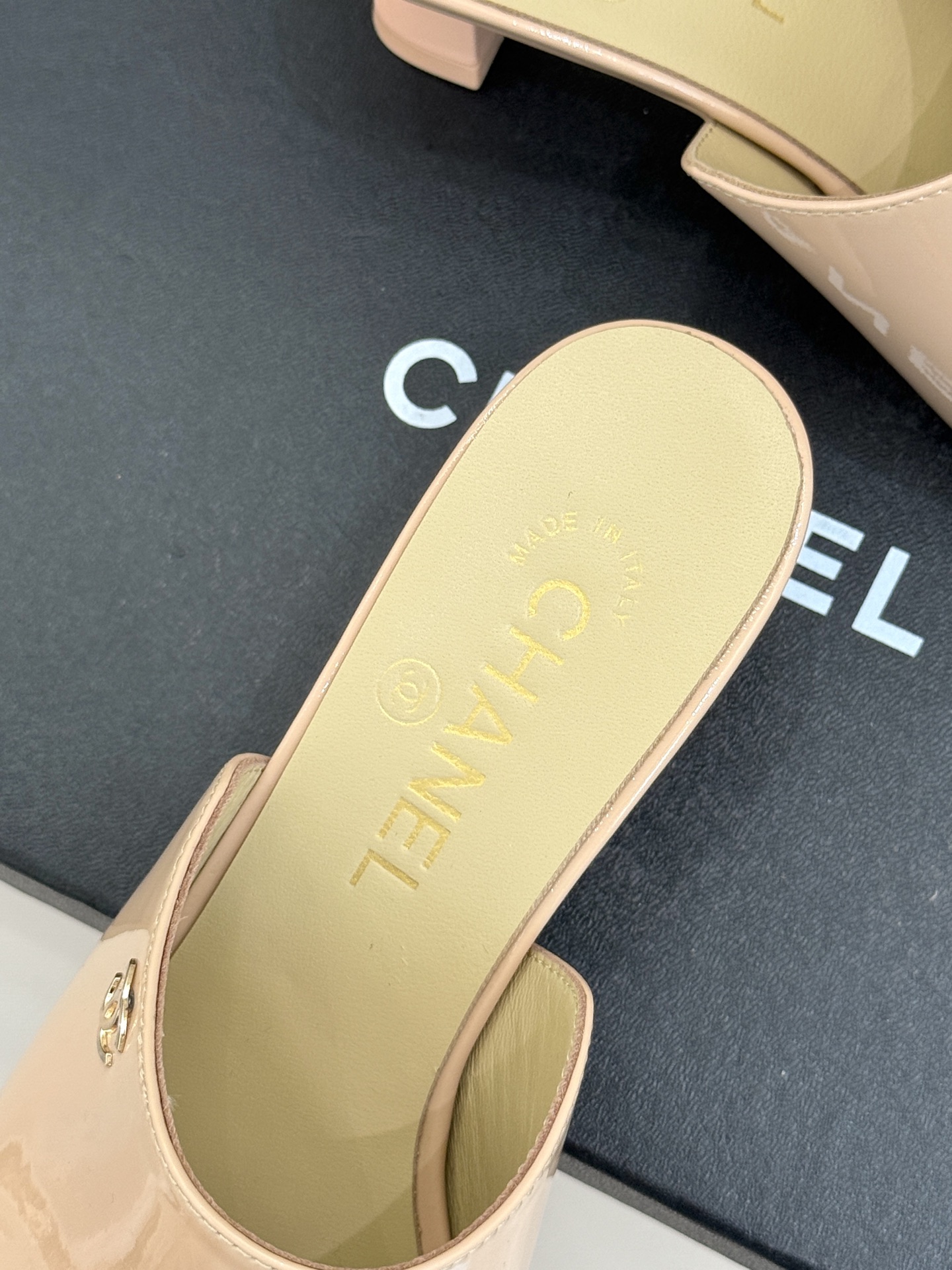 
CHANE* ｜小香25。春夏新品走秀款双C高跟拖鞋
走秀主推款🔥这季太好看了😍 整体设计简约大气又耐