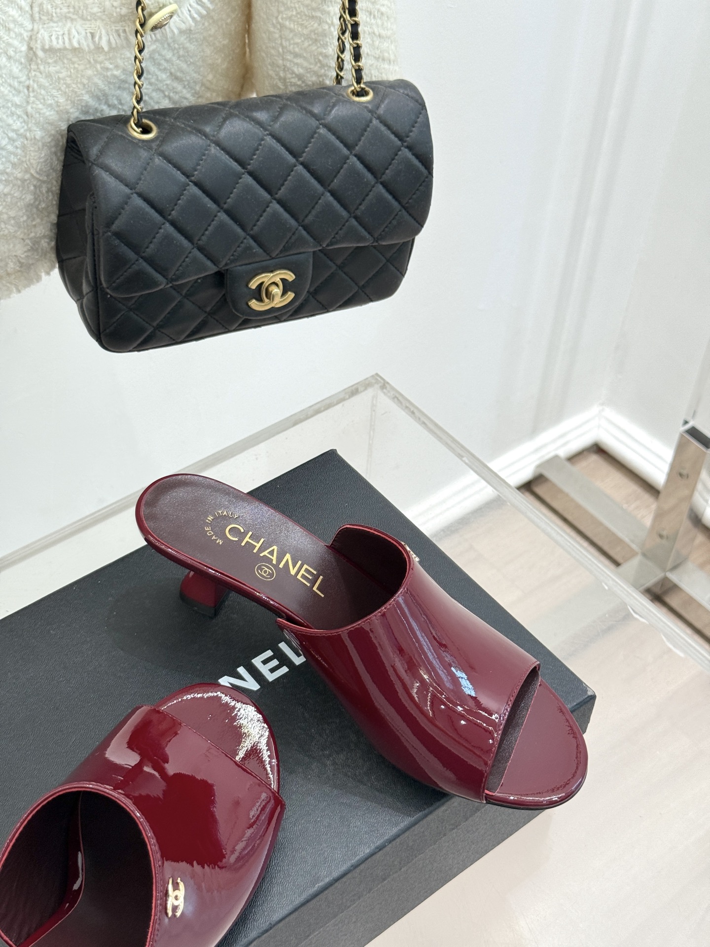 
CHANE* ｜小香25。春夏新品走秀款双C高跟拖鞋
走秀主推款🔥这季太好看了😍 整体设计简约大气又耐