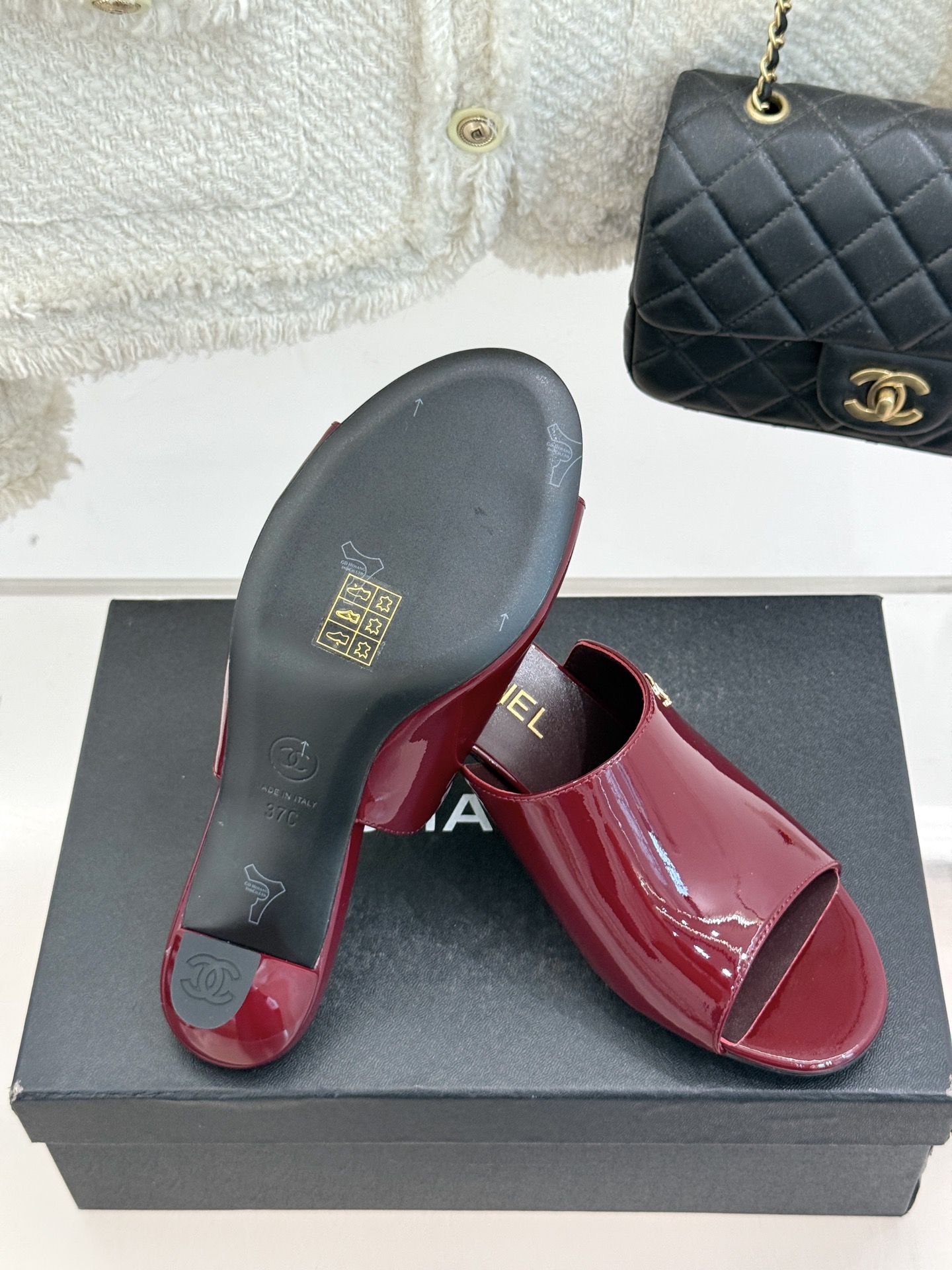 
CHANE* ｜小香25。春夏新品走秀款双C高跟拖鞋
走秀主推款🔥这季太好看了😍 整体设计简约大气又耐