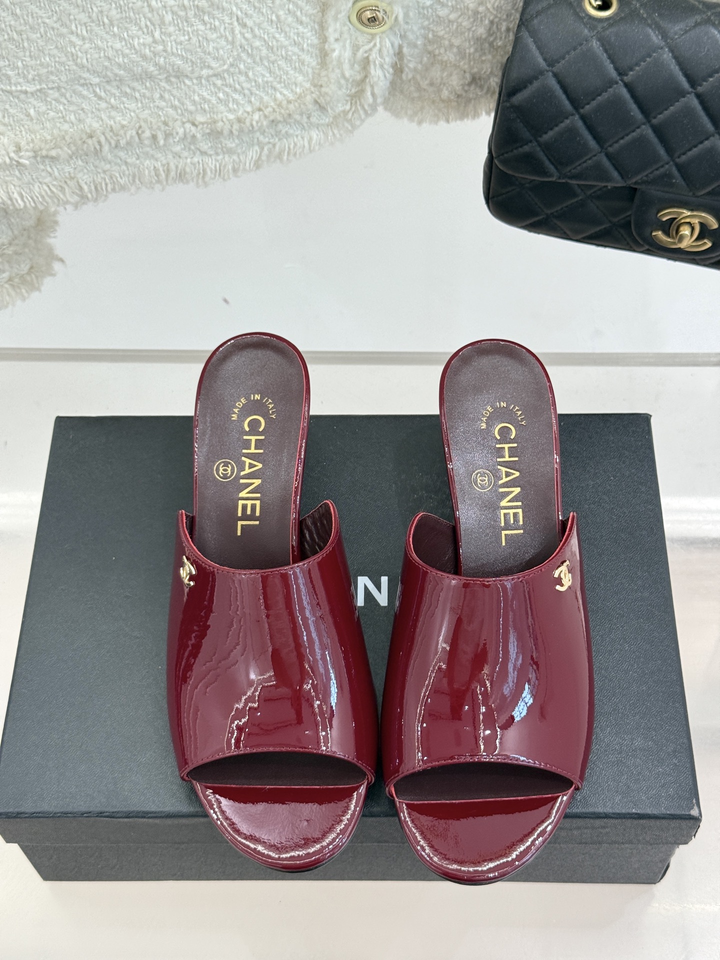 
CHANE* ｜小香25。春夏新品走秀款双C高跟拖鞋
走秀主推款🔥这季太好看了😍 整体设计简约大气又耐
