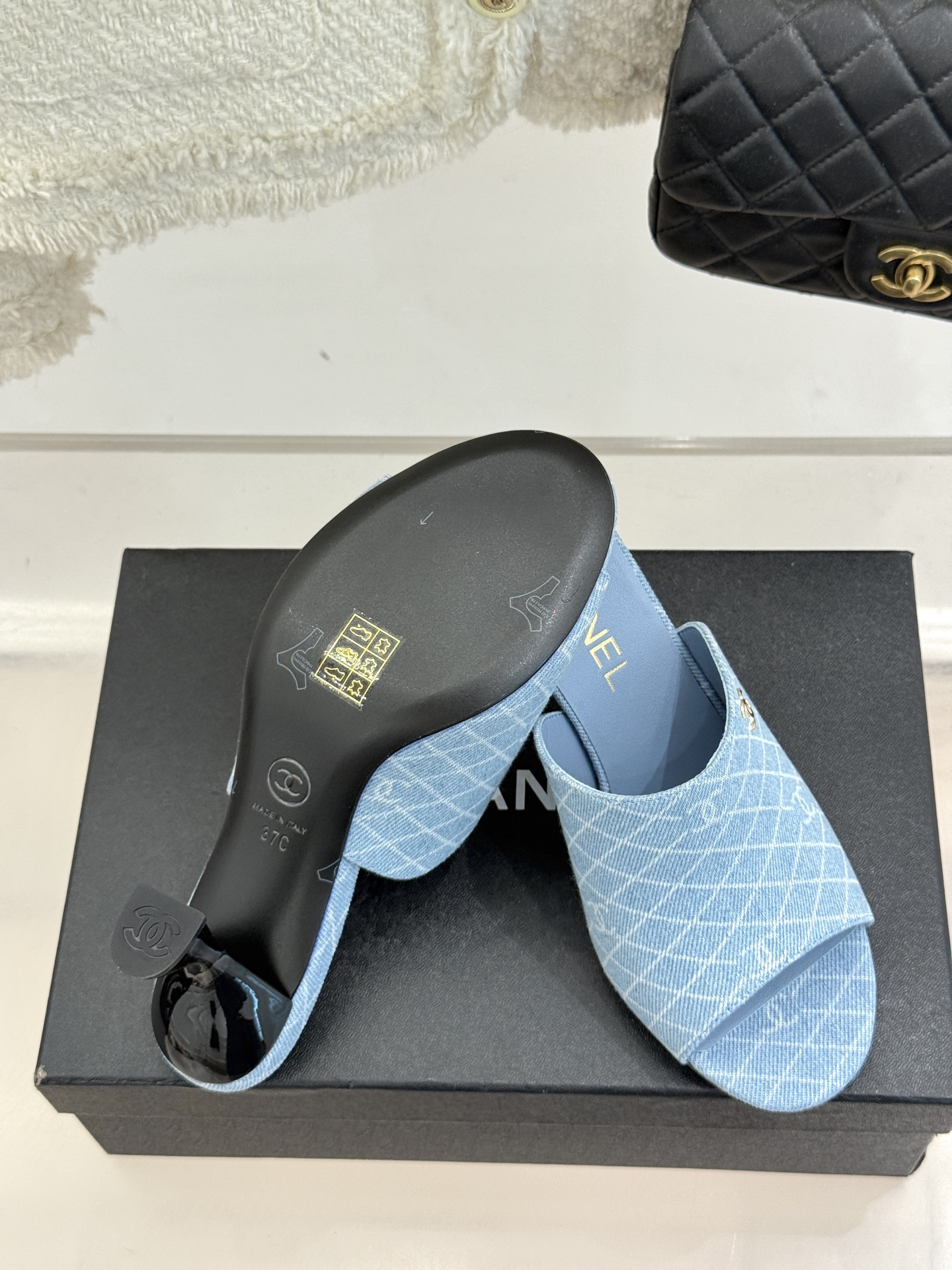 
CHANE* ｜小香25。春夏新品走秀款双C高跟拖鞋
走秀主推款🔥这季太好看了😍 整体设计简约大气又耐