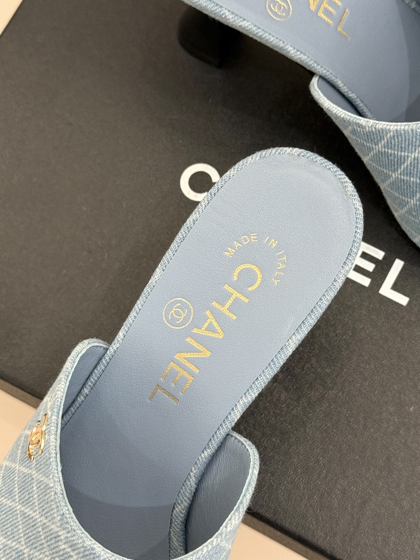 
CHANE* ｜小香25。春夏新品走秀款双C高跟拖鞋
走秀主推款🔥这季太好看了😍 整体设计简约大气又耐