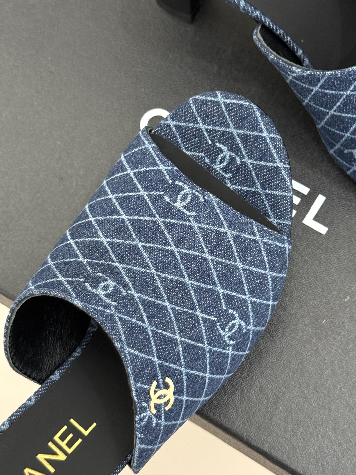 
CHANE* ｜小香25。春夏新品走秀款双C高跟拖鞋
走秀主推款🔥这季太好看了😍 整体设计简约大气又耐