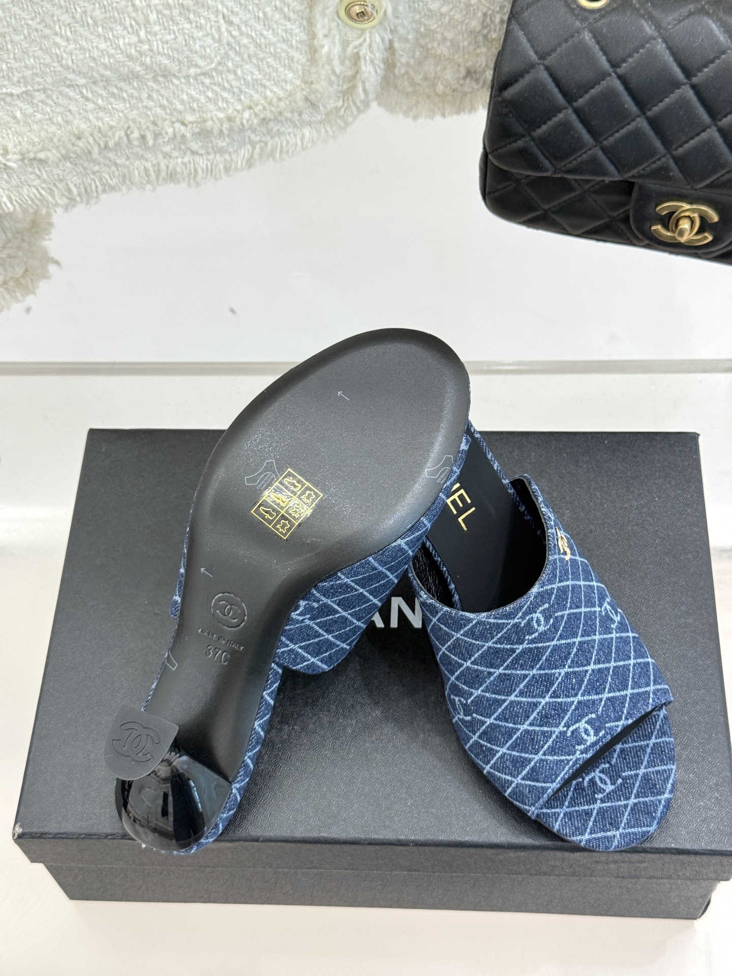 
CHANE* ｜小香25。春夏新品走秀款双C高跟拖鞋
走秀主推款🔥这季太好看了😍 整体设计简约大气又耐