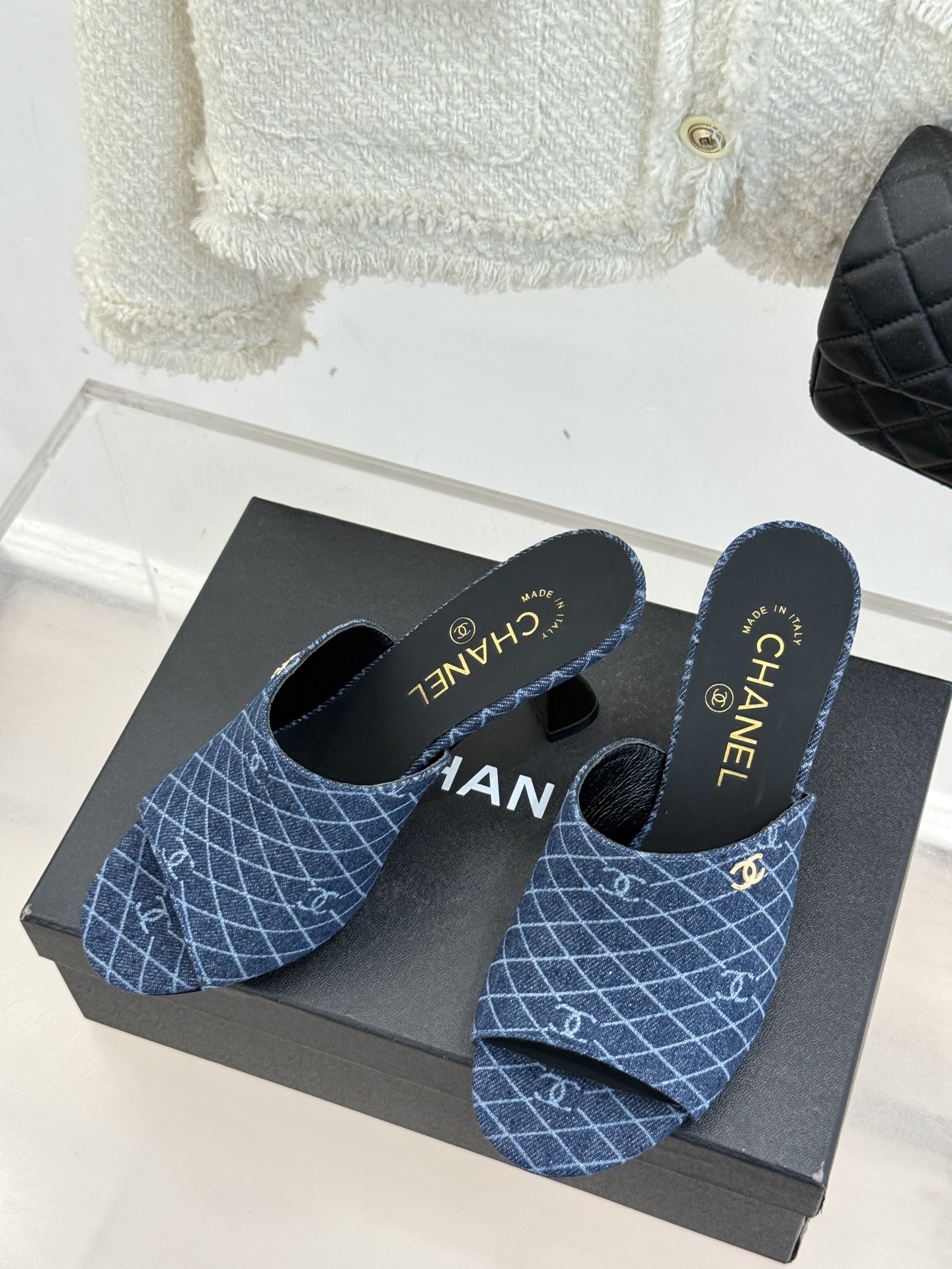 
CHANE* ｜小香25。春夏新品走秀款双C高跟拖鞋
走秀主推款🔥这季太好看了😍 整体设计简约大气又耐
