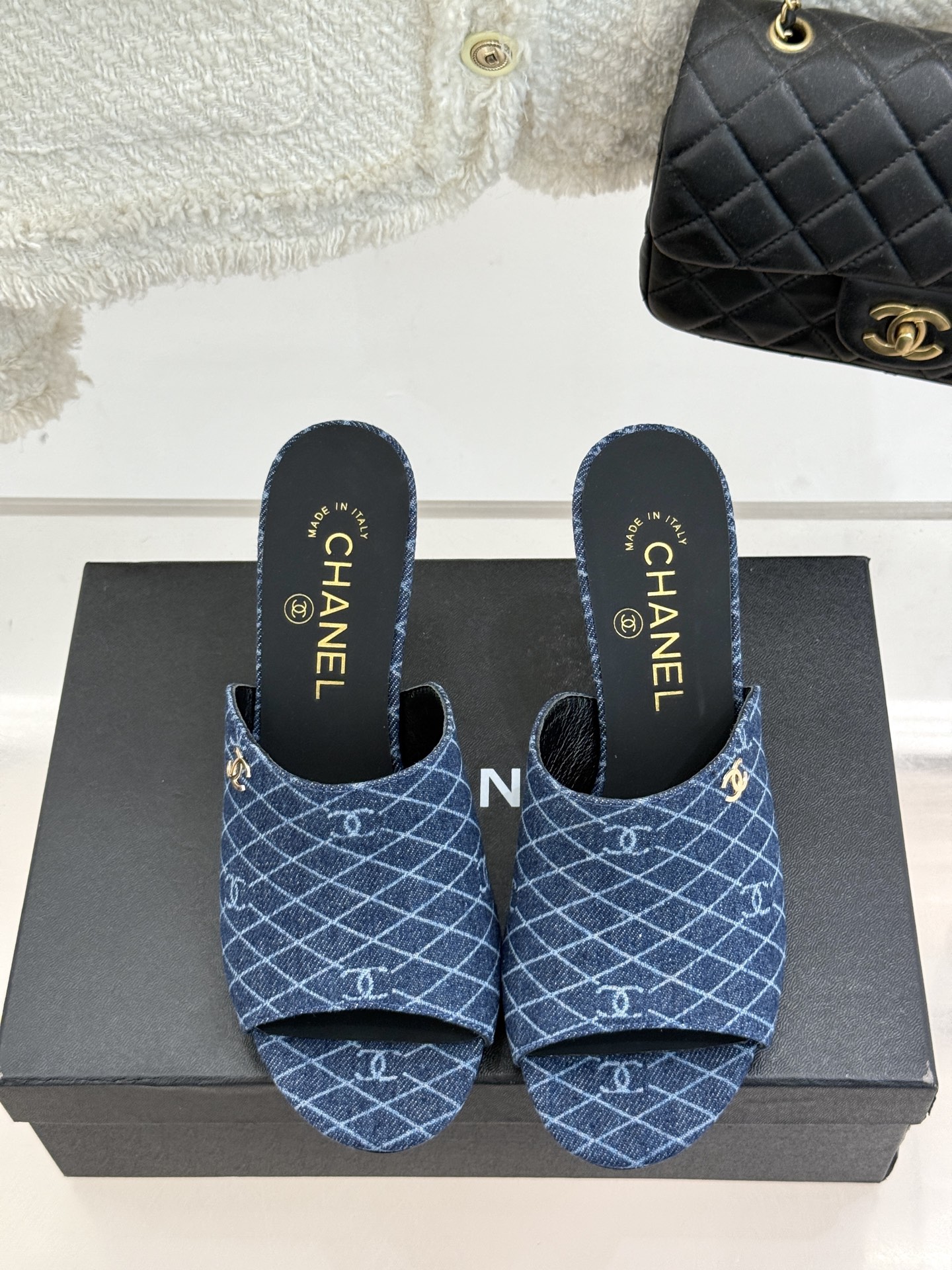 
CHANE* ｜小香25。春夏新品走秀款双C高跟拖鞋
走秀主推款🔥这季太好看了😍 整体设计简约大气又耐
