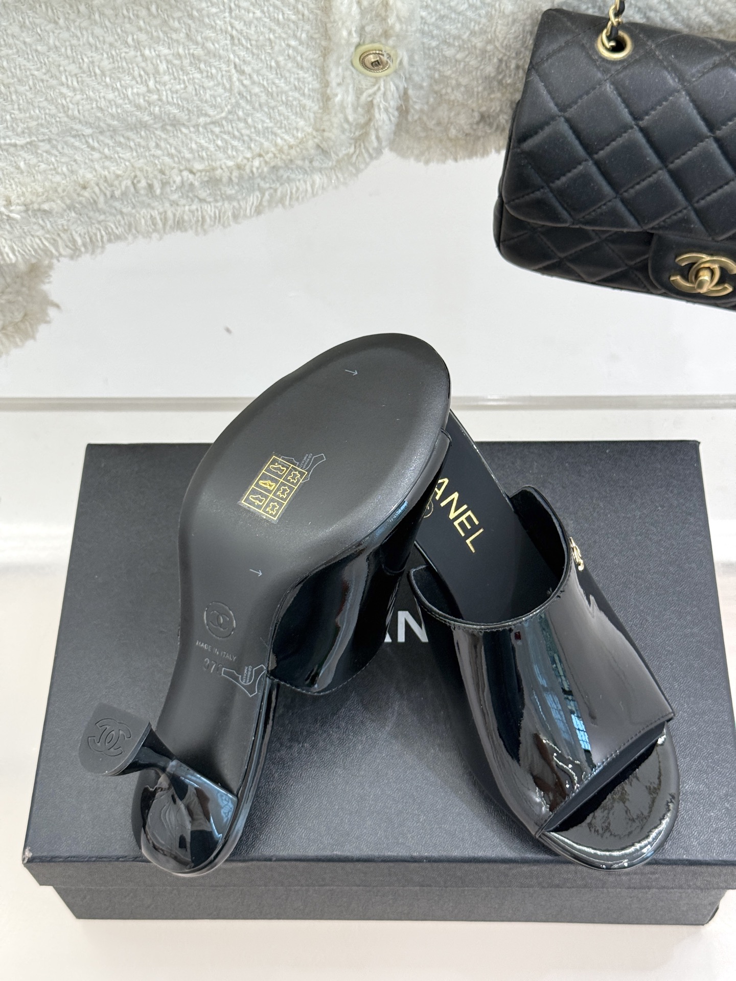 
CHANE* ｜小香25。春夏新品走秀款双C高跟拖鞋
走秀主推款🔥这季太好看了😍 整体设计简约大气又耐