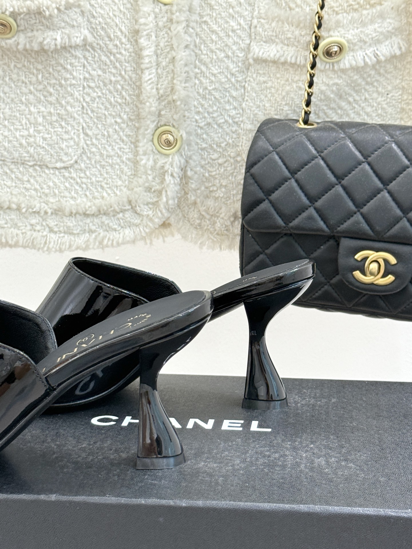 
CHANE* ｜小香25。春夏新品走秀款双C高跟拖鞋
走秀主推款🔥这季太好看了😍 整体设计简约大气又耐