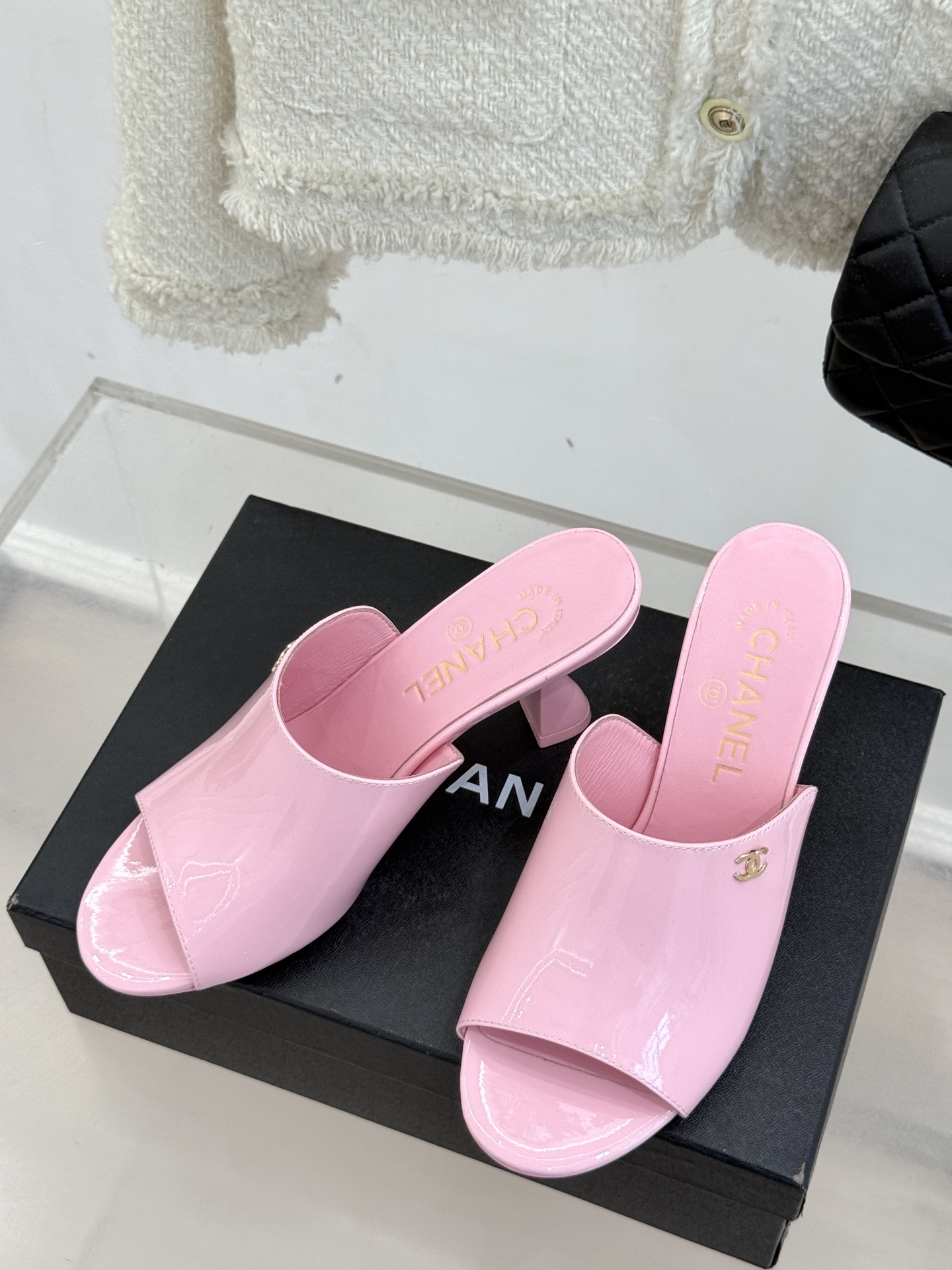 
CHANE* ｜小香25。春夏新品走秀款双C高跟拖鞋
走秀主推款🔥这季太好看了😍 整体设计简约大气又耐