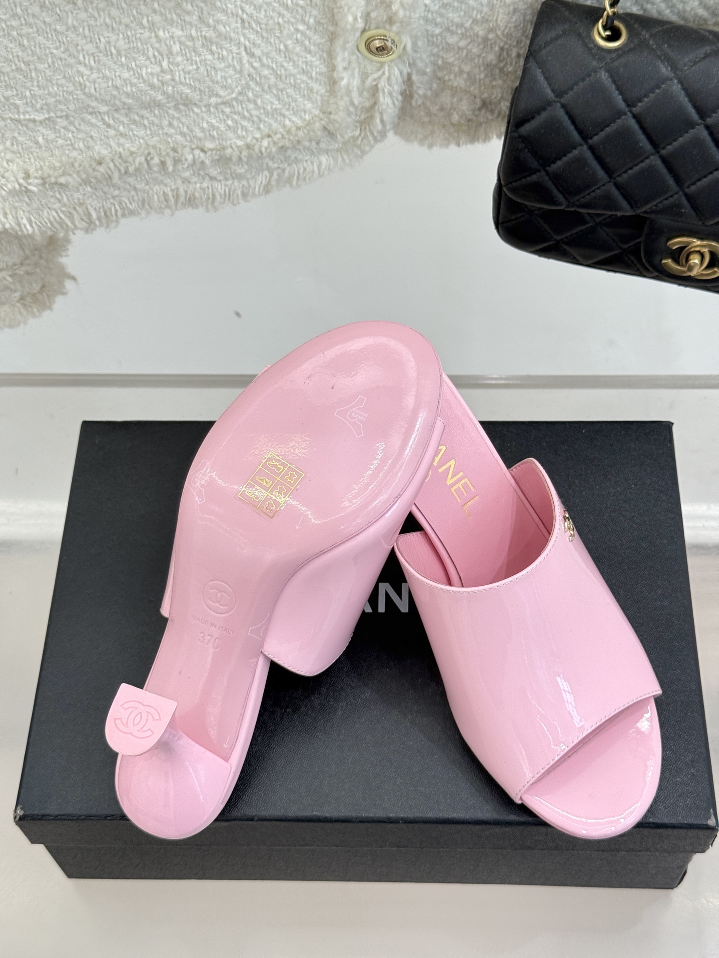 
CHANE* ｜小香25。春夏新品走秀款双C高跟拖鞋
走秀主推款🔥这季太好看了😍 整体设计简约大气又耐