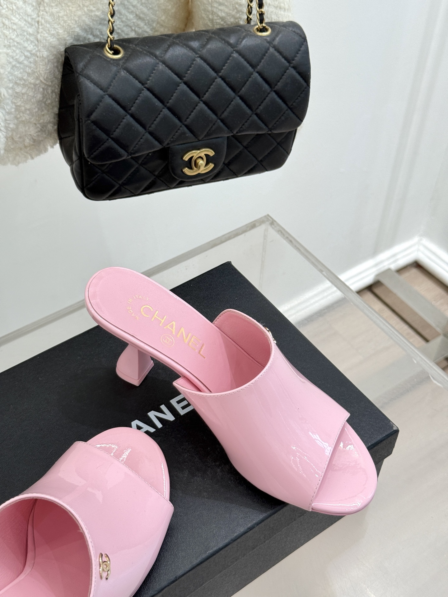 
CHANE* ｜小香25。春夏新品走秀款双C高跟拖鞋
走秀主推款🔥这季太好看了😍 整体设计简约大气又耐