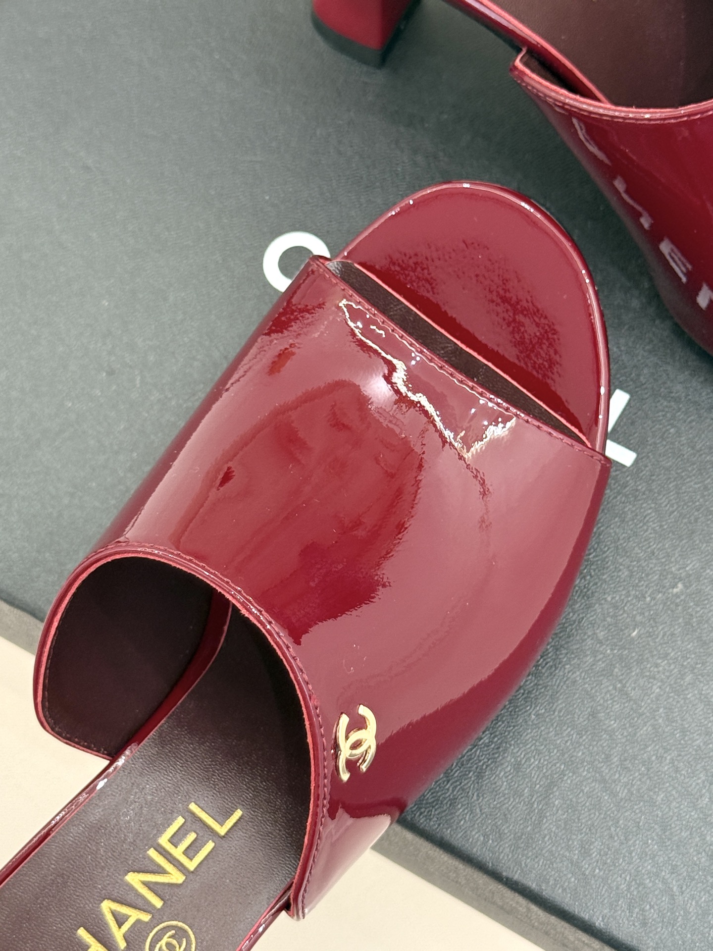 
CHANE* ｜小香25。春夏新品走秀款双C高跟拖鞋
走秀主推款🔥这季太好看了😍 整体设计简约大气又耐
