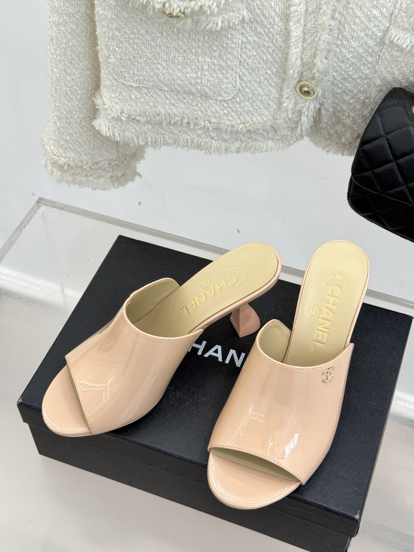 
CHANE* ｜小香25。春夏新品走秀款双C高跟拖鞋
走秀主推款🔥这季太好看了😍 整体设计简约大气又耐