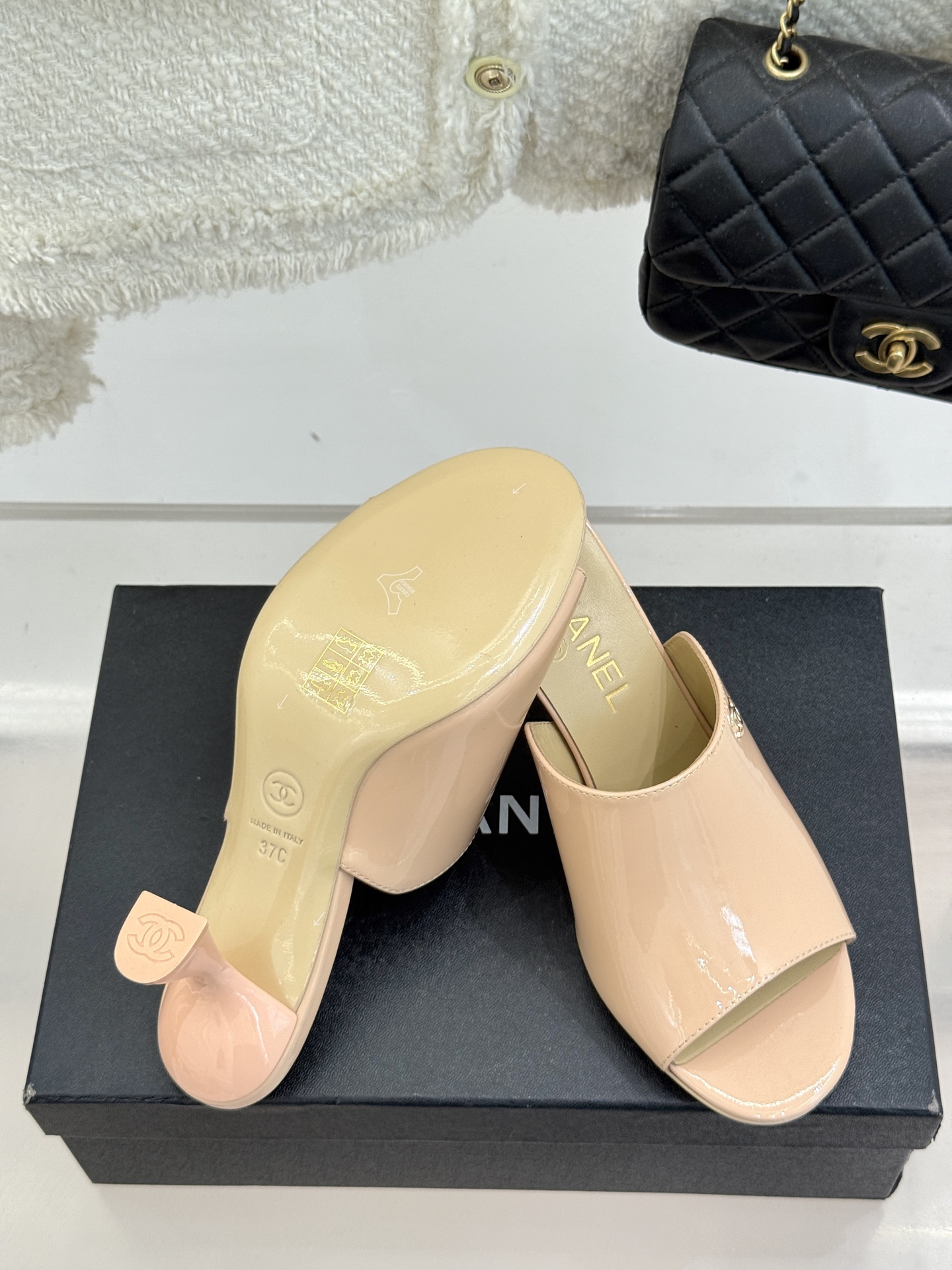 
CHANE* ｜小香25。春夏新品走秀款双C高跟拖鞋
走秀主推款🔥这季太好看了😍 整体设计简约大气又耐