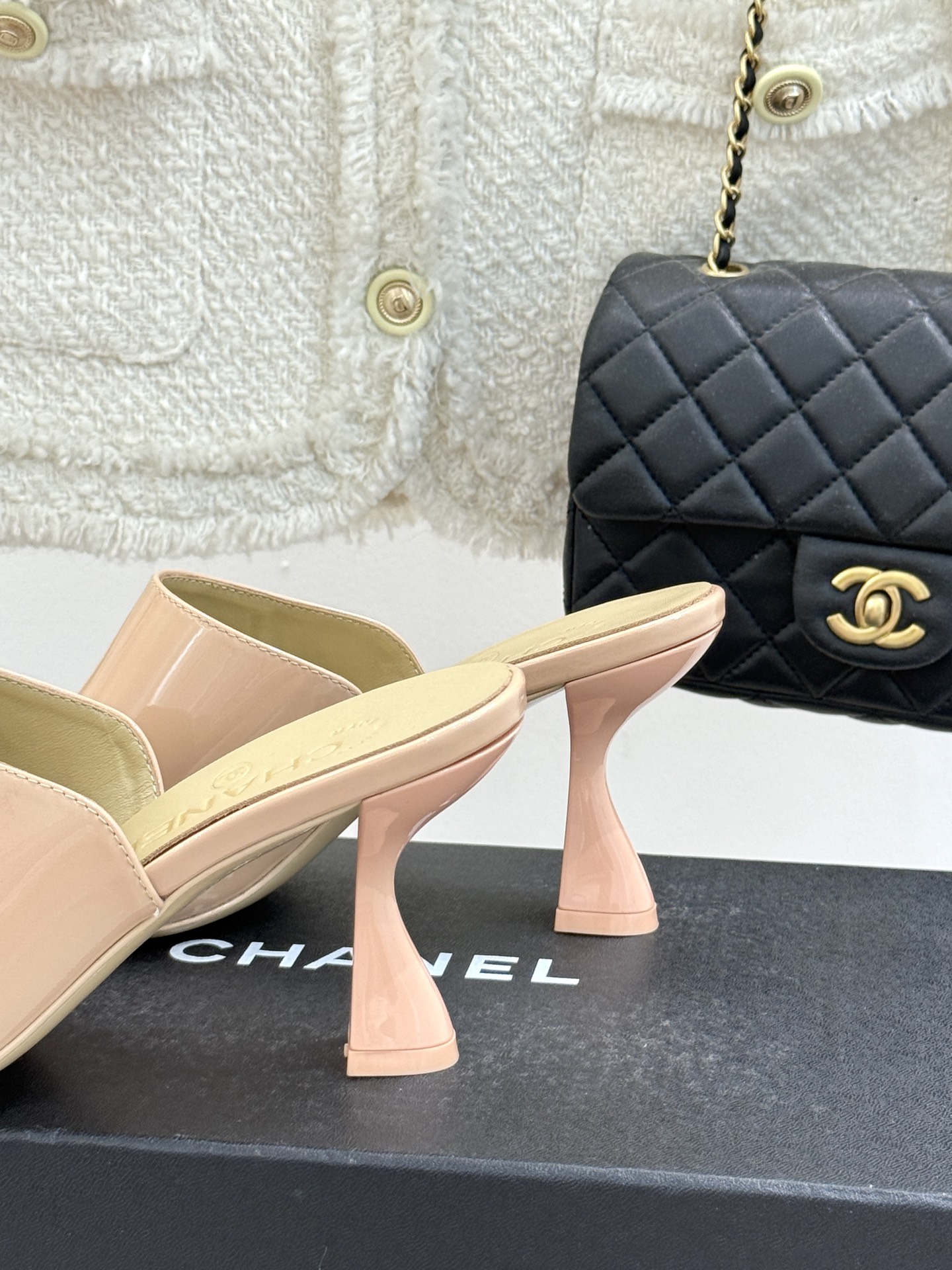 
CHANE* ｜小香25。春夏新品走秀款双C高跟拖鞋
走秀主推款🔥这季太好看了😍 整体设计简约大气又耐